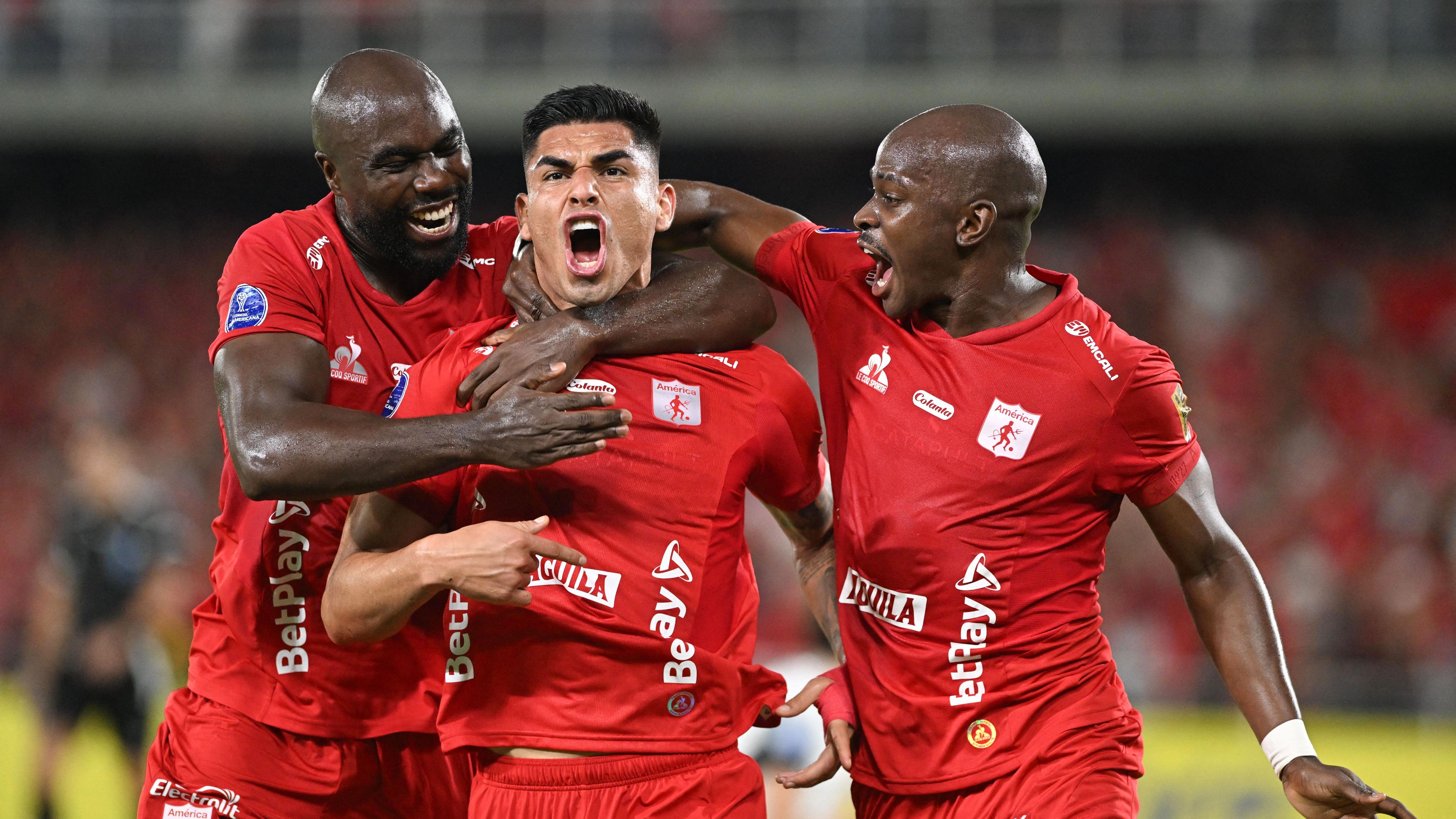 TOPSHOT-FBL-SUDAMERICANA-AMERICA-CORINTHIANS