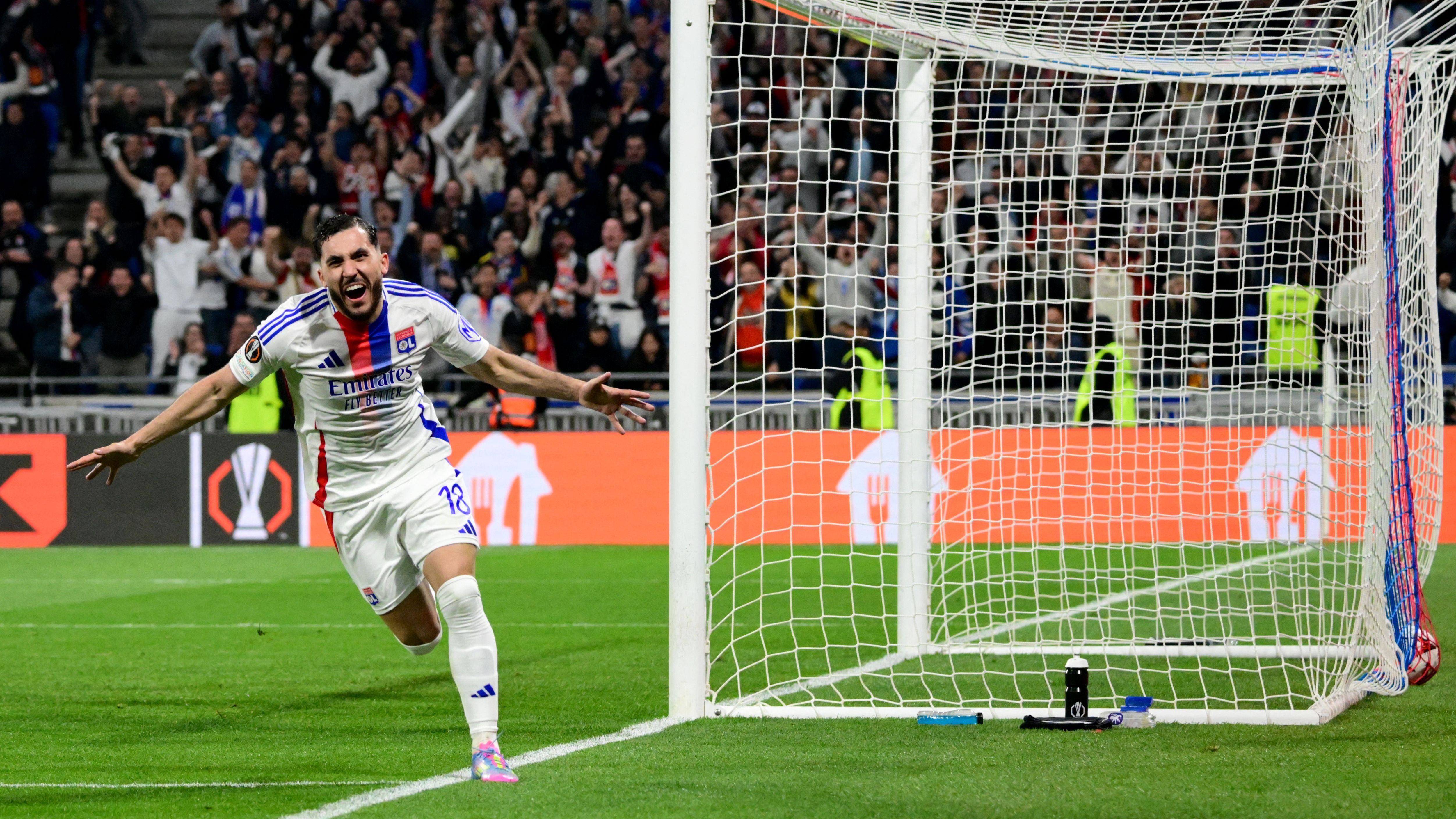 TOPSHOT-FBL-EUR-C3-LYON-MAN UTD