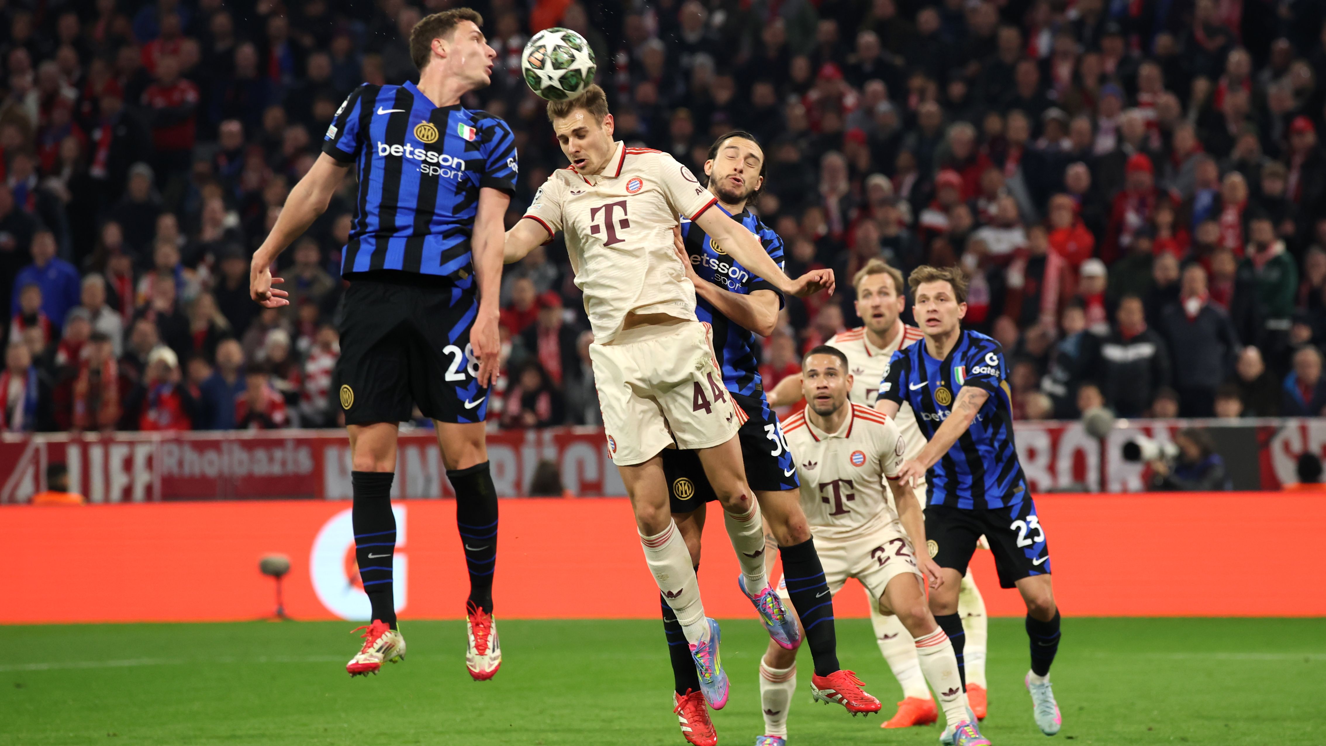 FC Bayern München v FC Internazionale Milano - UEFA Champions League 2024/25 Quarter Final First Leg