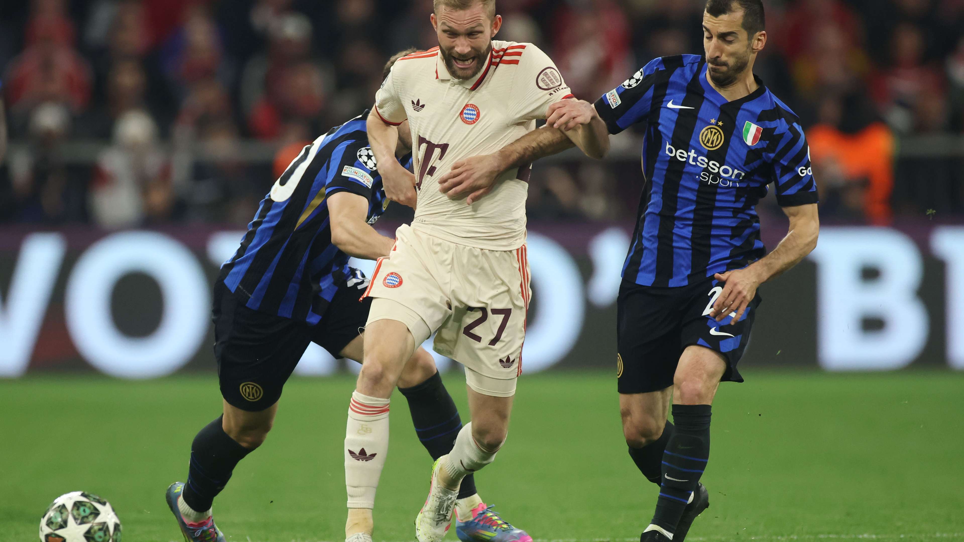 FC Bayern München v FC Internazionale Milano - UEFA Champions League 2024/25 Quarter Final First Leg