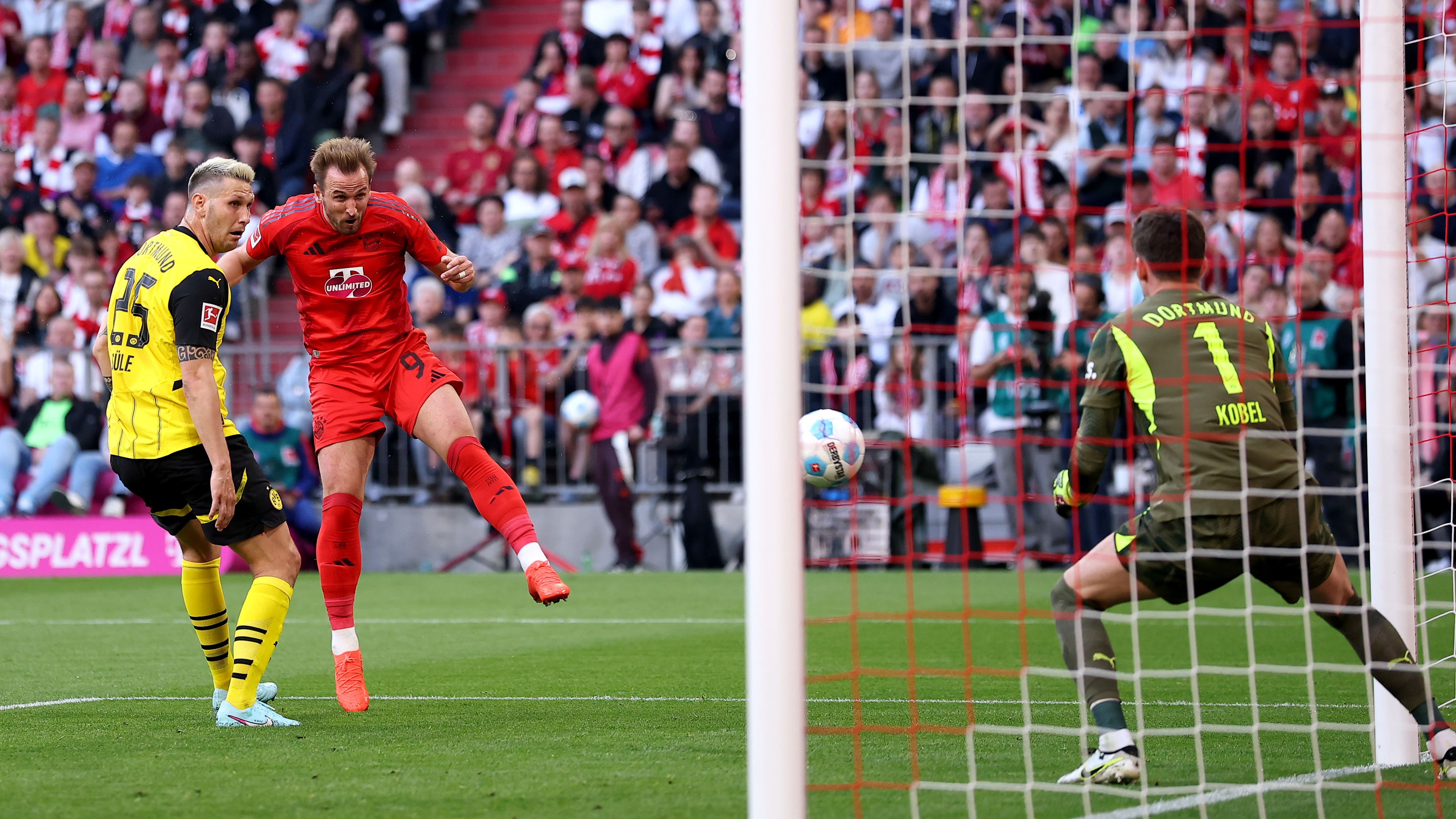 FC Bayern München v Borussia Dortmund - Bundesliga