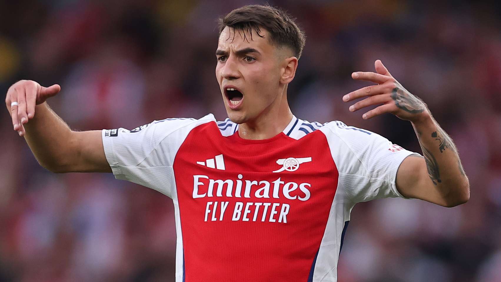 Jakub Kiwior trong một pha tranh bóng với đối thủ trong mùa giải trước.