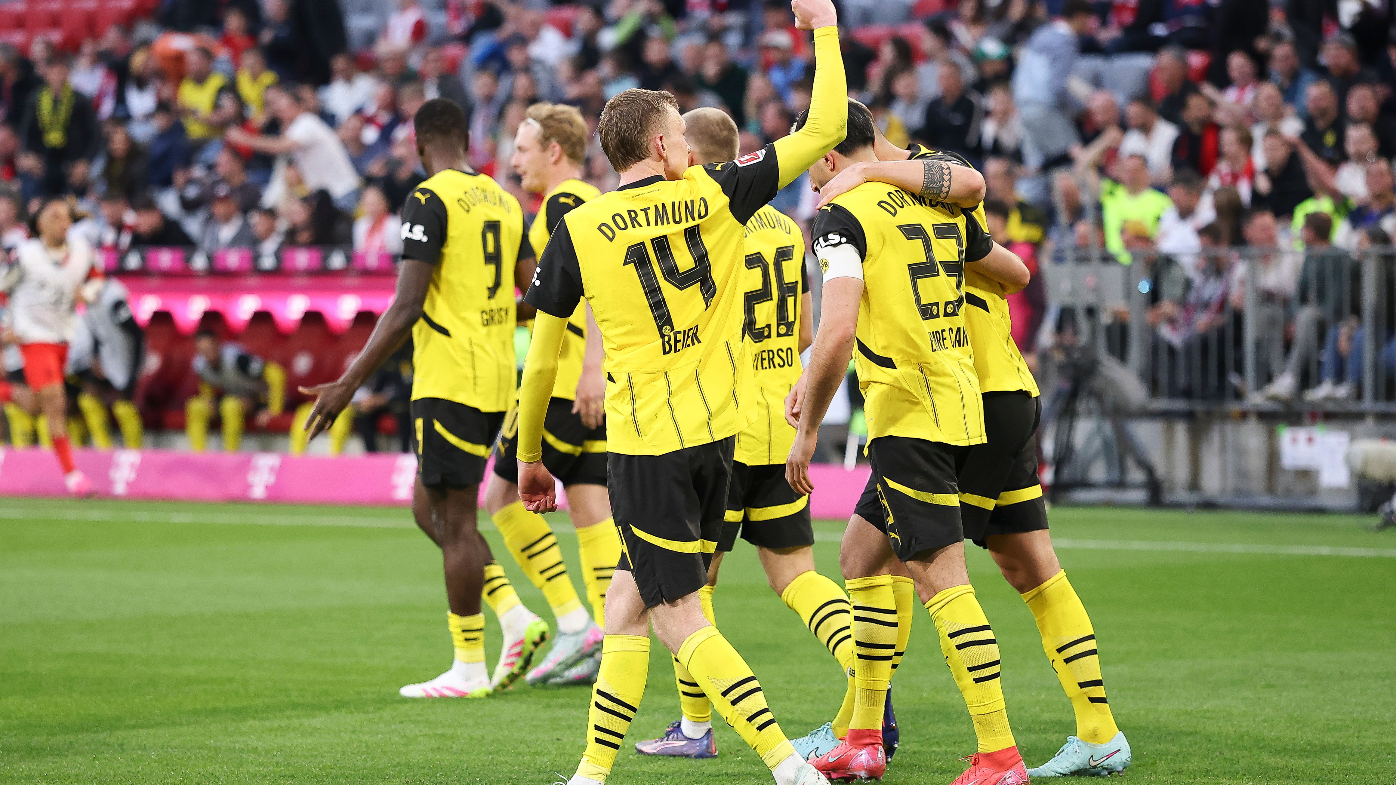 FC Bayern München v Borussia Dortmund - Bundesliga