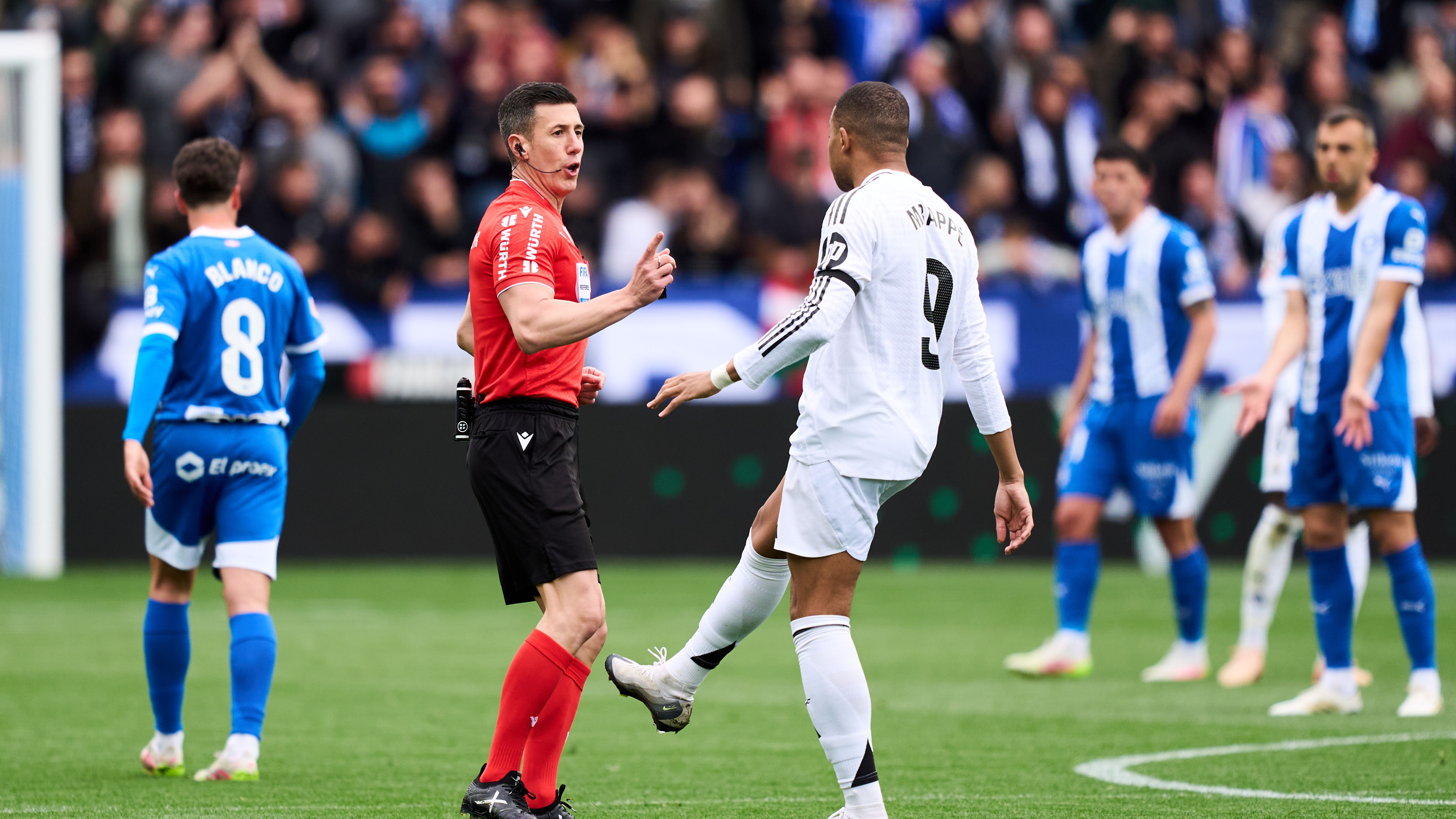 Deportivo Alaves v Real Madrid CF - La Liga EA Sports