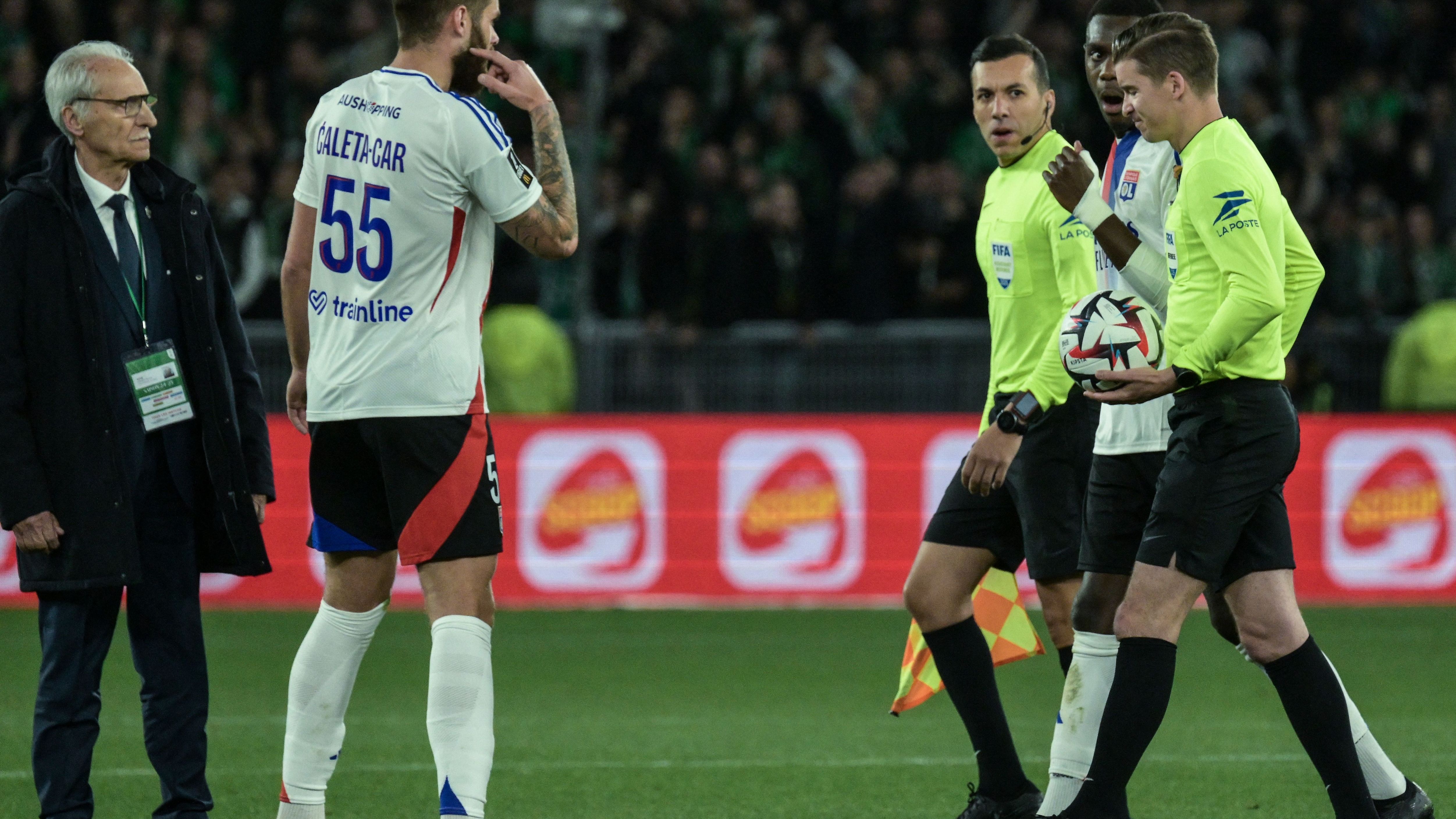 Spielabbruch nach Fan-Eklat: Linienrichter bei Derby in der Ligue 1 von Gegenstand getroffen