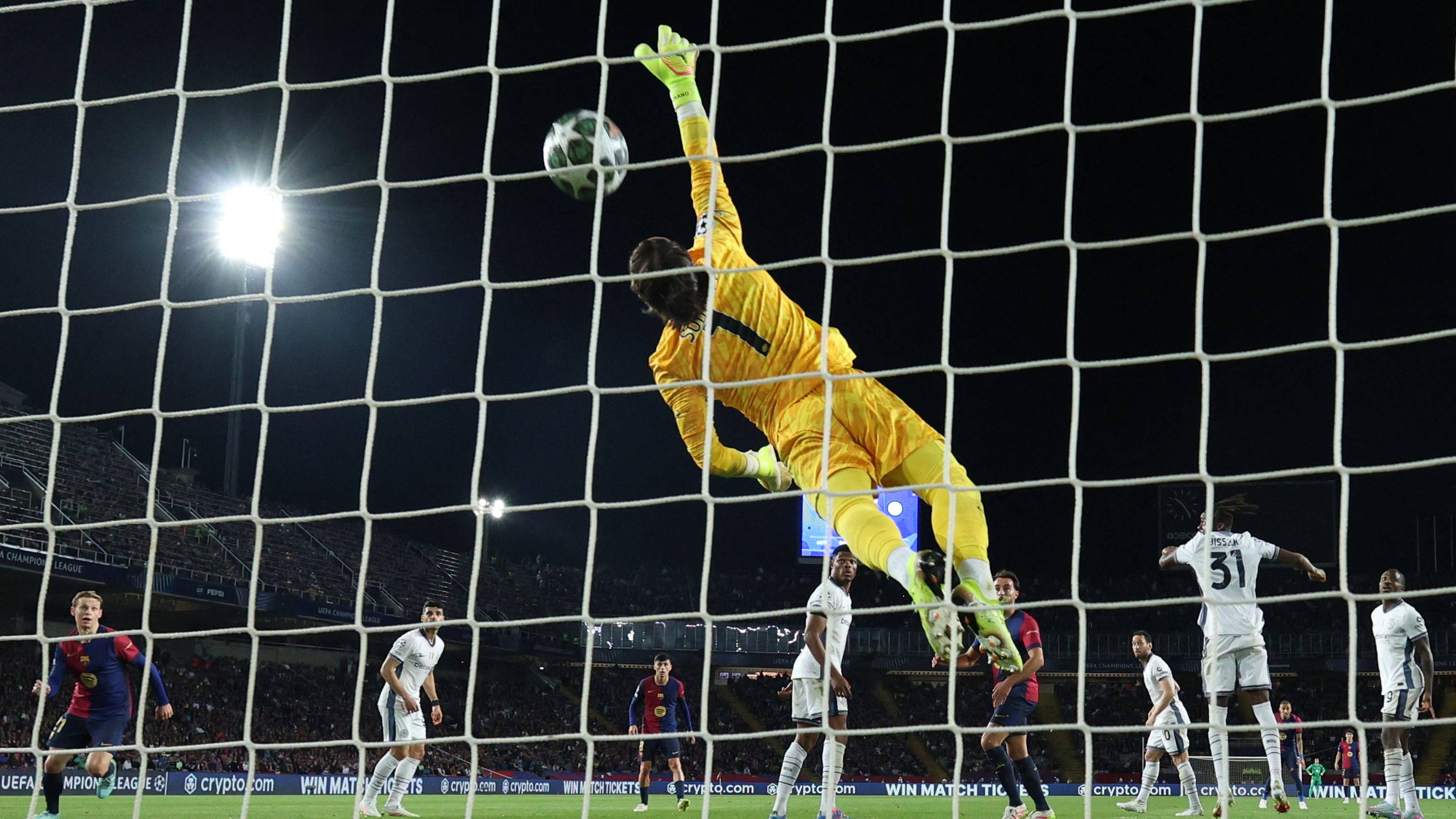 TOPSHOT-FBL-EUR-C1-BARCELONA-INTER MILAN