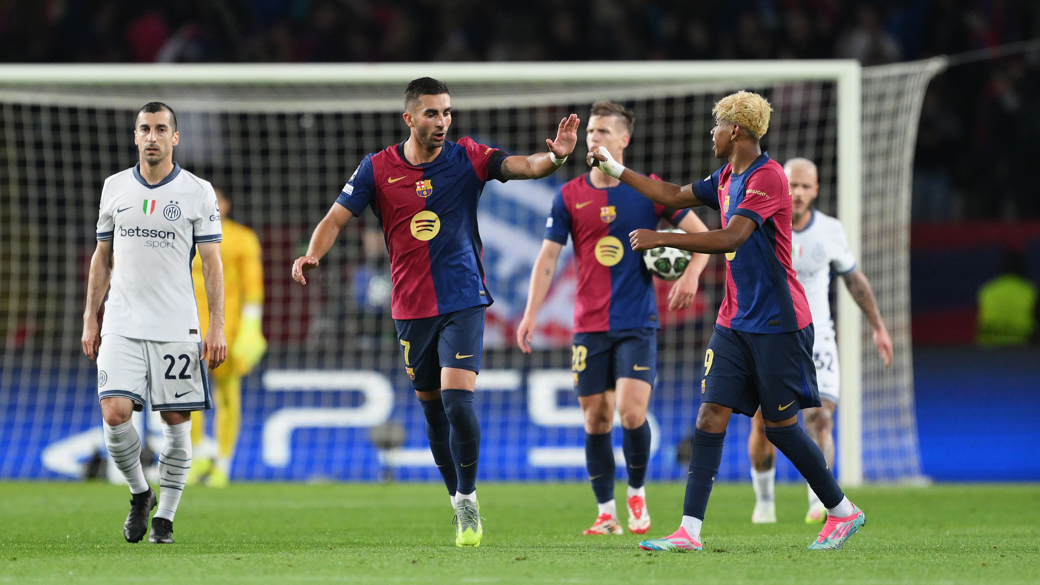 FC Barcelona v FC Internazionale Milano - UEFA Champions League 2024/25 Semi Final First Leg