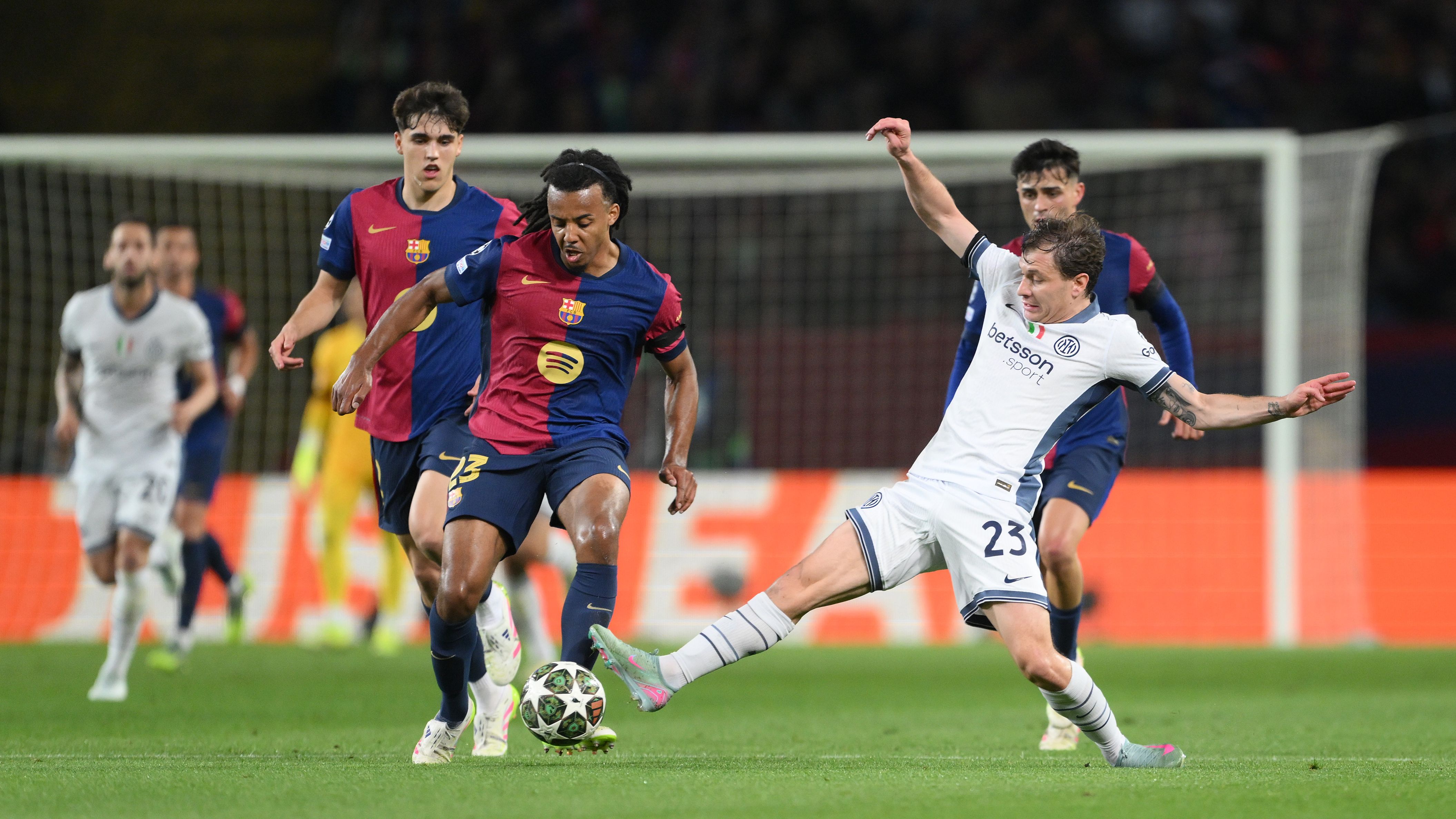 FC Barcelona v FC Internazionale Milano - UEFA Champions League 2024/25 Semi Final First Leg