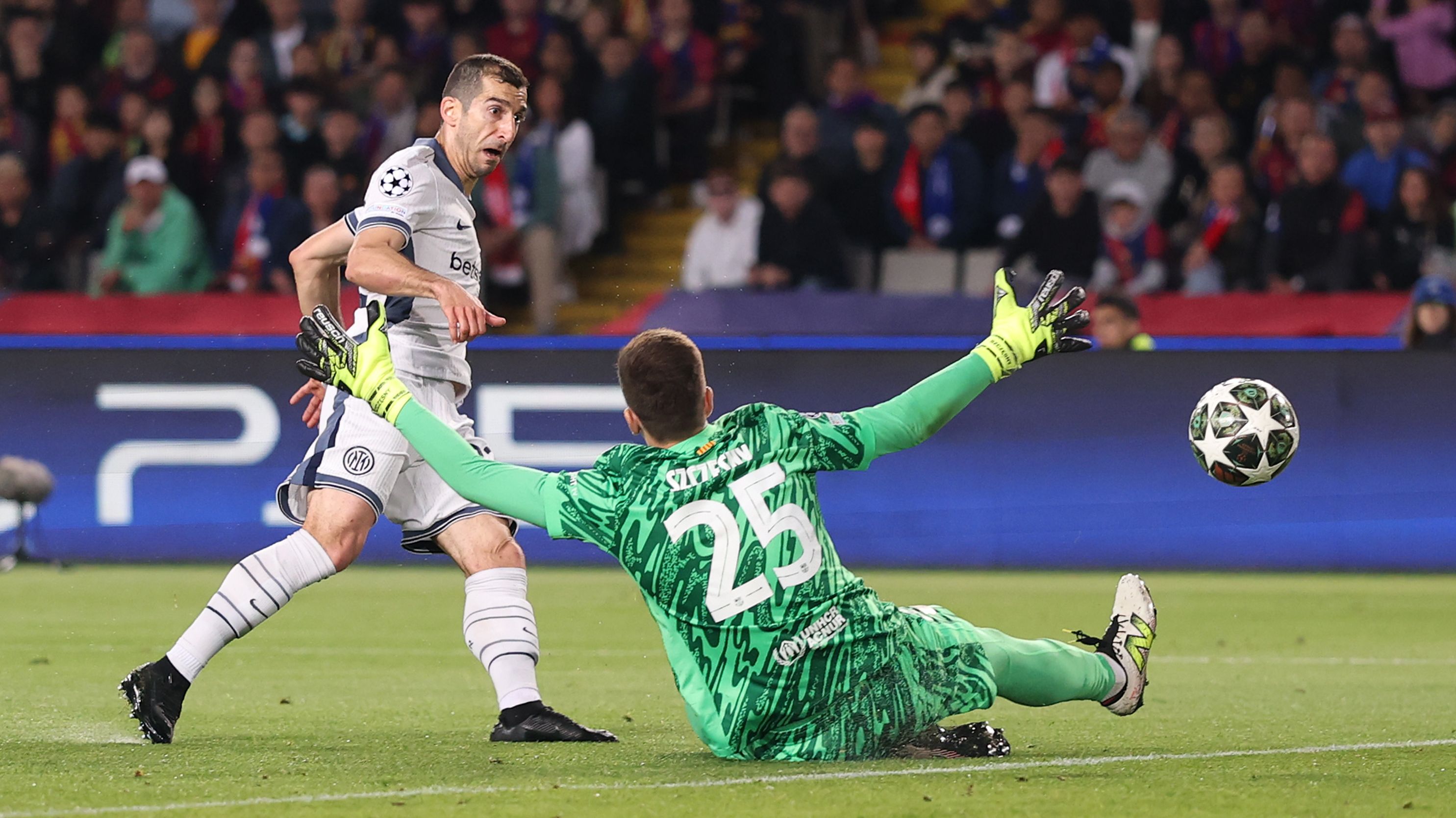 FC Barcelona v FC Internazionale Milano - UEFA Champions League 2024/25 Semi Final First Leg