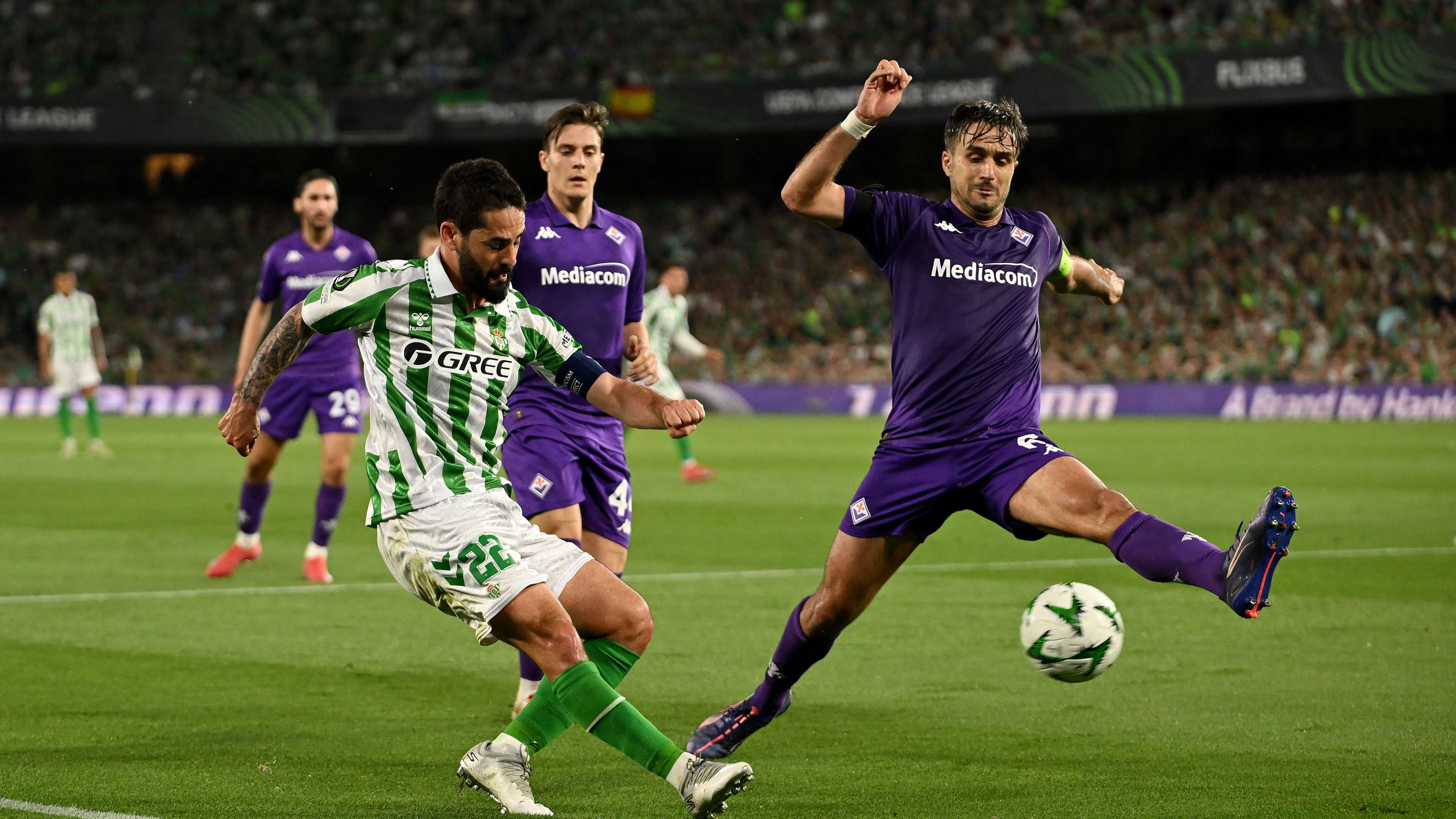 Real Betis Balompie v ACF Fiorentina - UEFA Conference League 2024/25 Semi Final First Leg