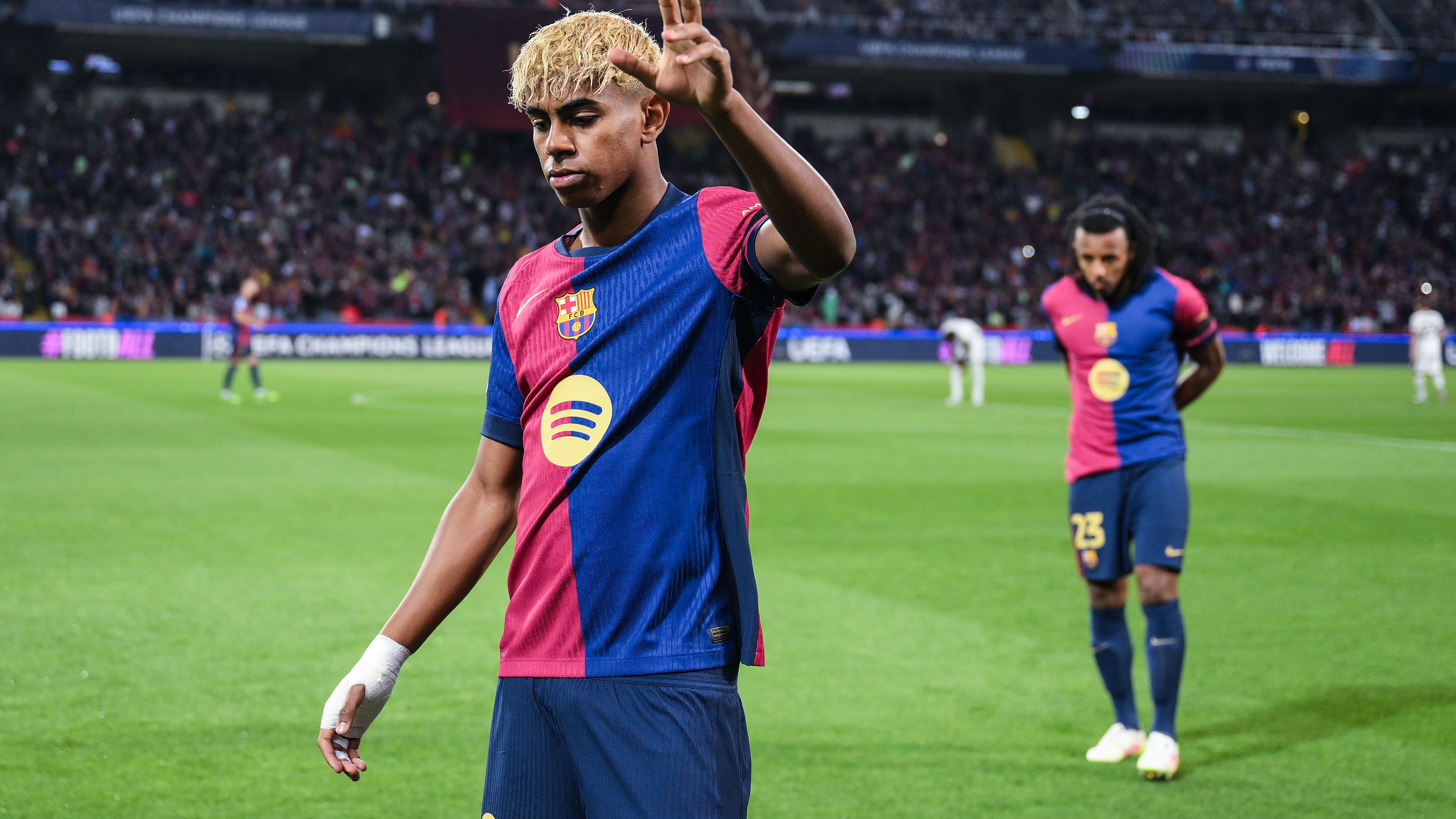 FC Barcelona v FC Internazionale Milano - UEFA Champions League 2024/25 Semi Final First Leg