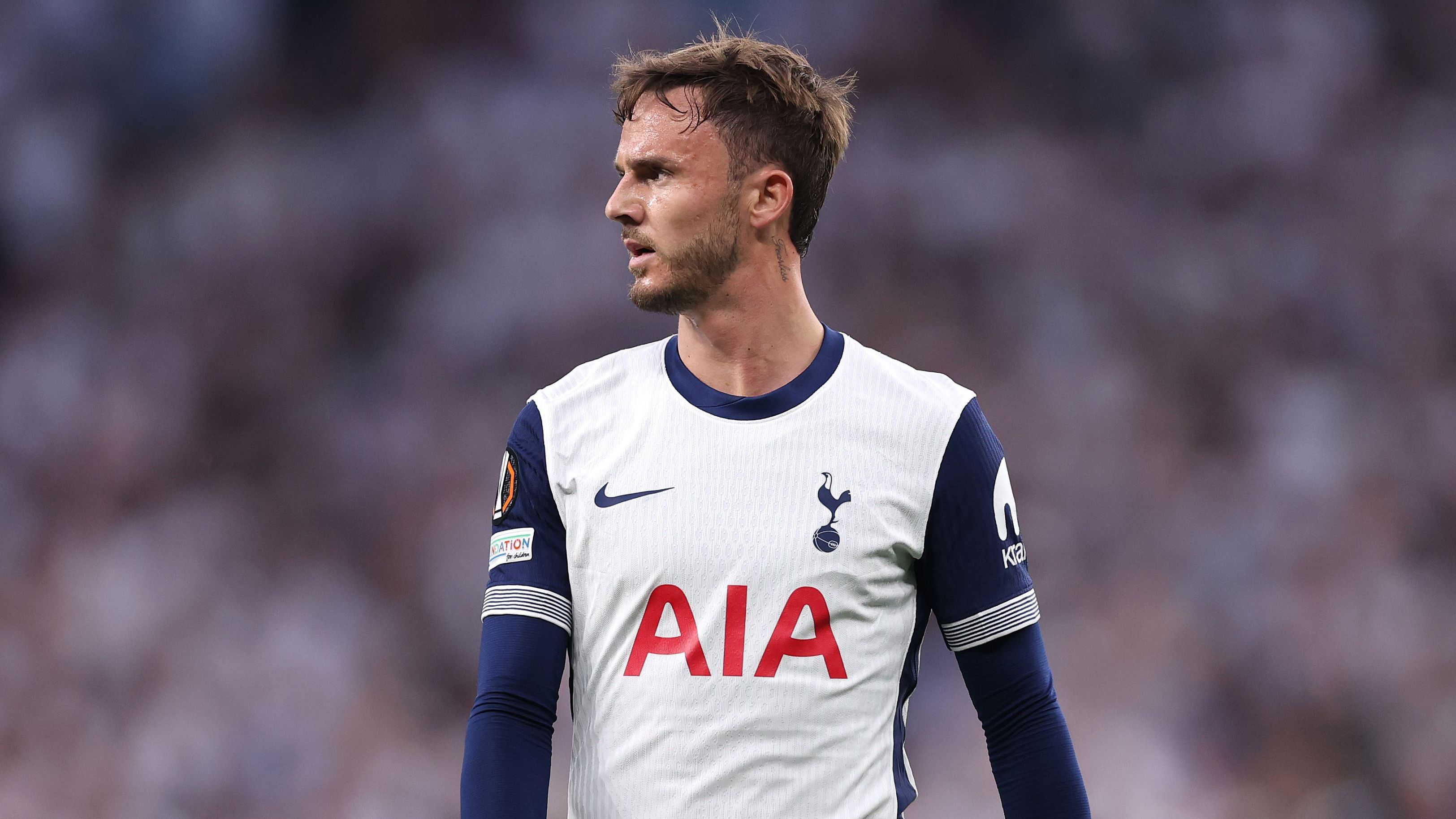 James Maddison rời sân trên cáng sau khi gặp phải chấn thương đầu gối nghiêm trọng trong trận giao hữu với Newcastle.