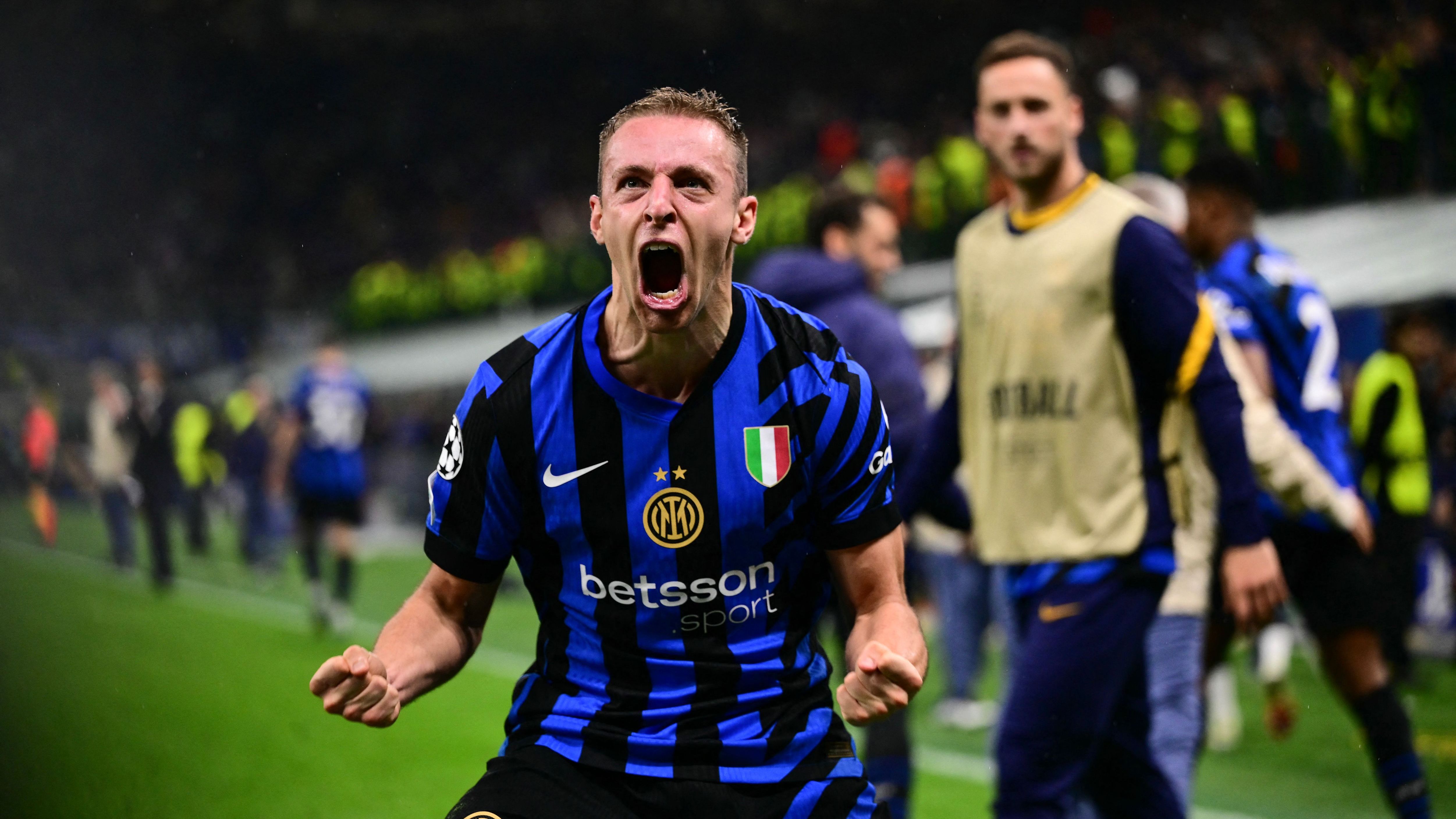 TOPSHOT-FBL-EUR-C1-INTER MILAN-BARCELONA