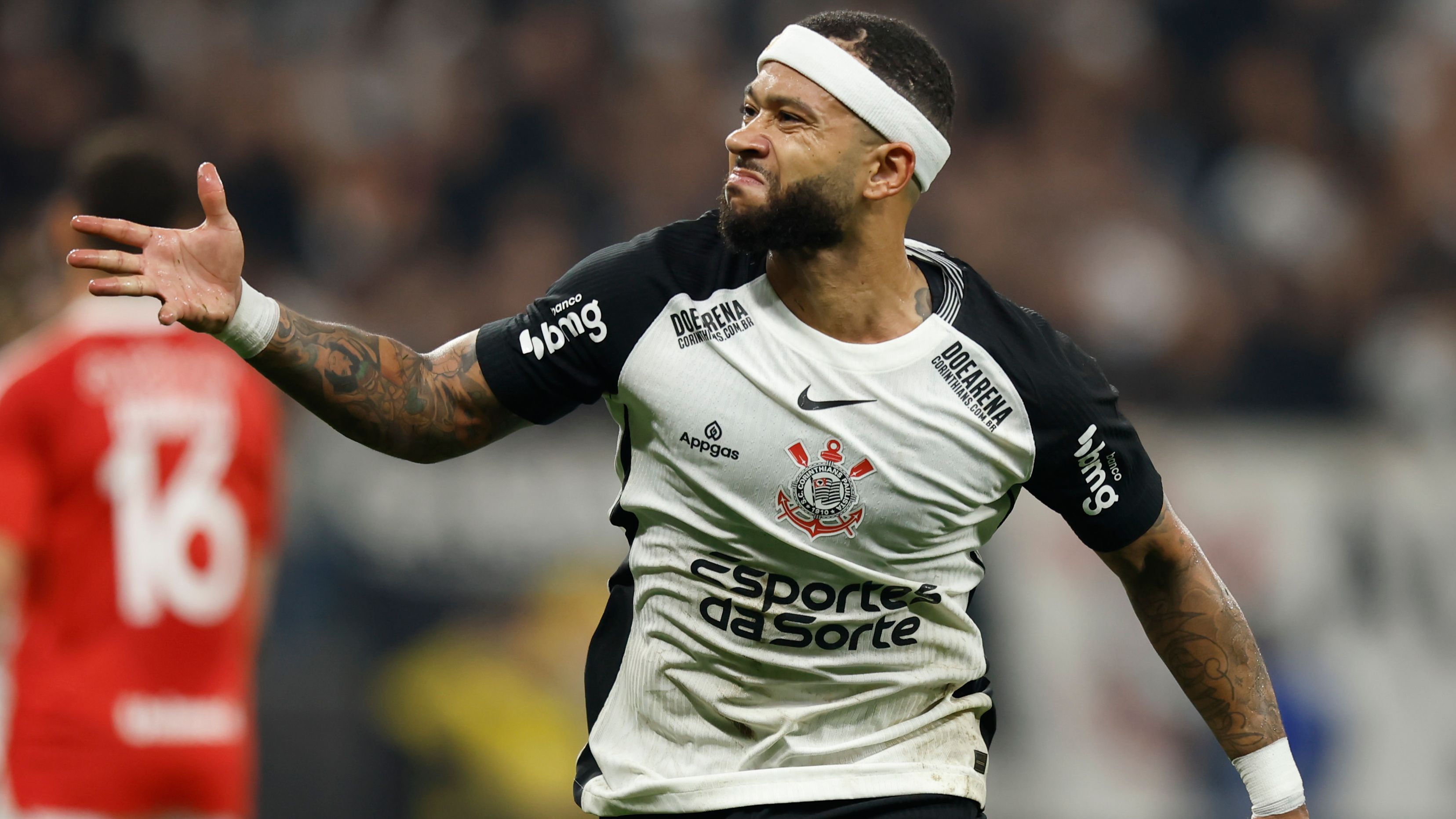 Ex-Man Utd star Memphis Depay embroiled in clash with Corinthians over unpaid bonuses but insists he wants to stay with Brazilian club amid fine threats | Goal.com UK