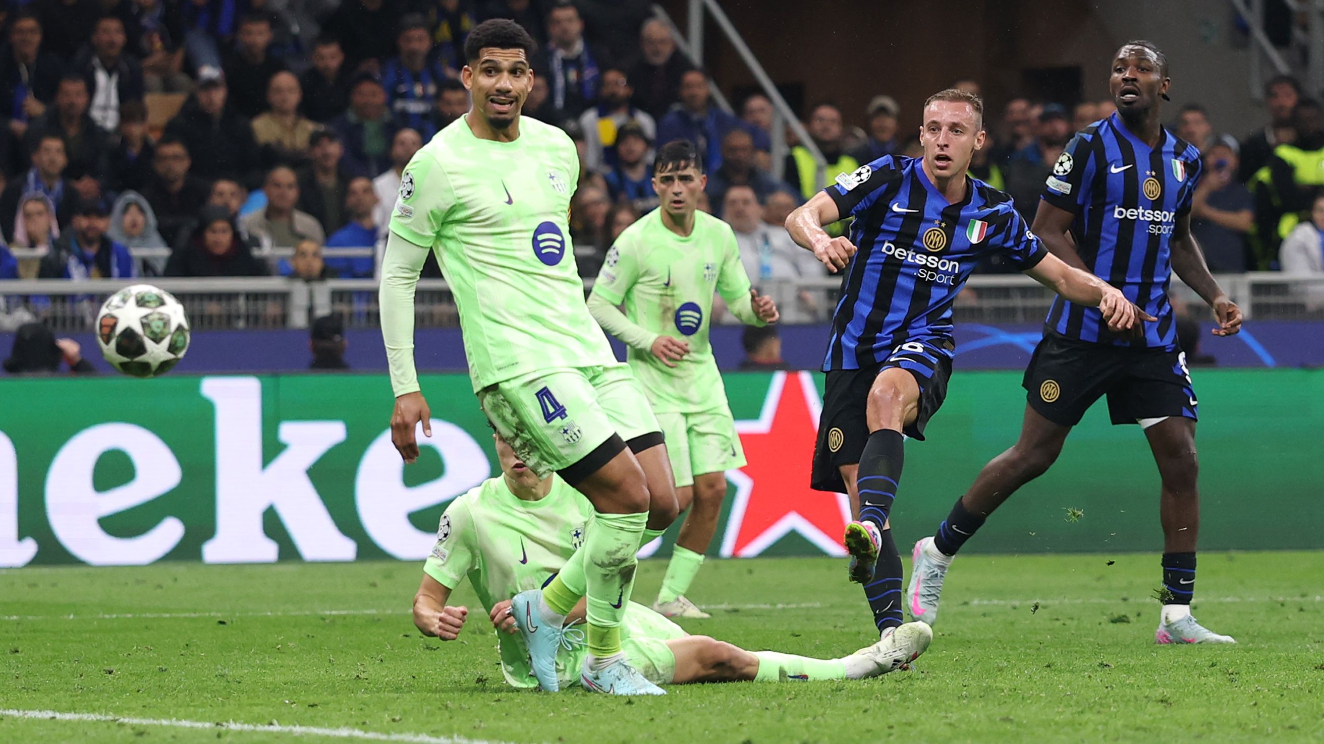 FC Internazionale Milano v FC Barcelona - UEFA Champions League 2024/25 Semi Final Second Leg