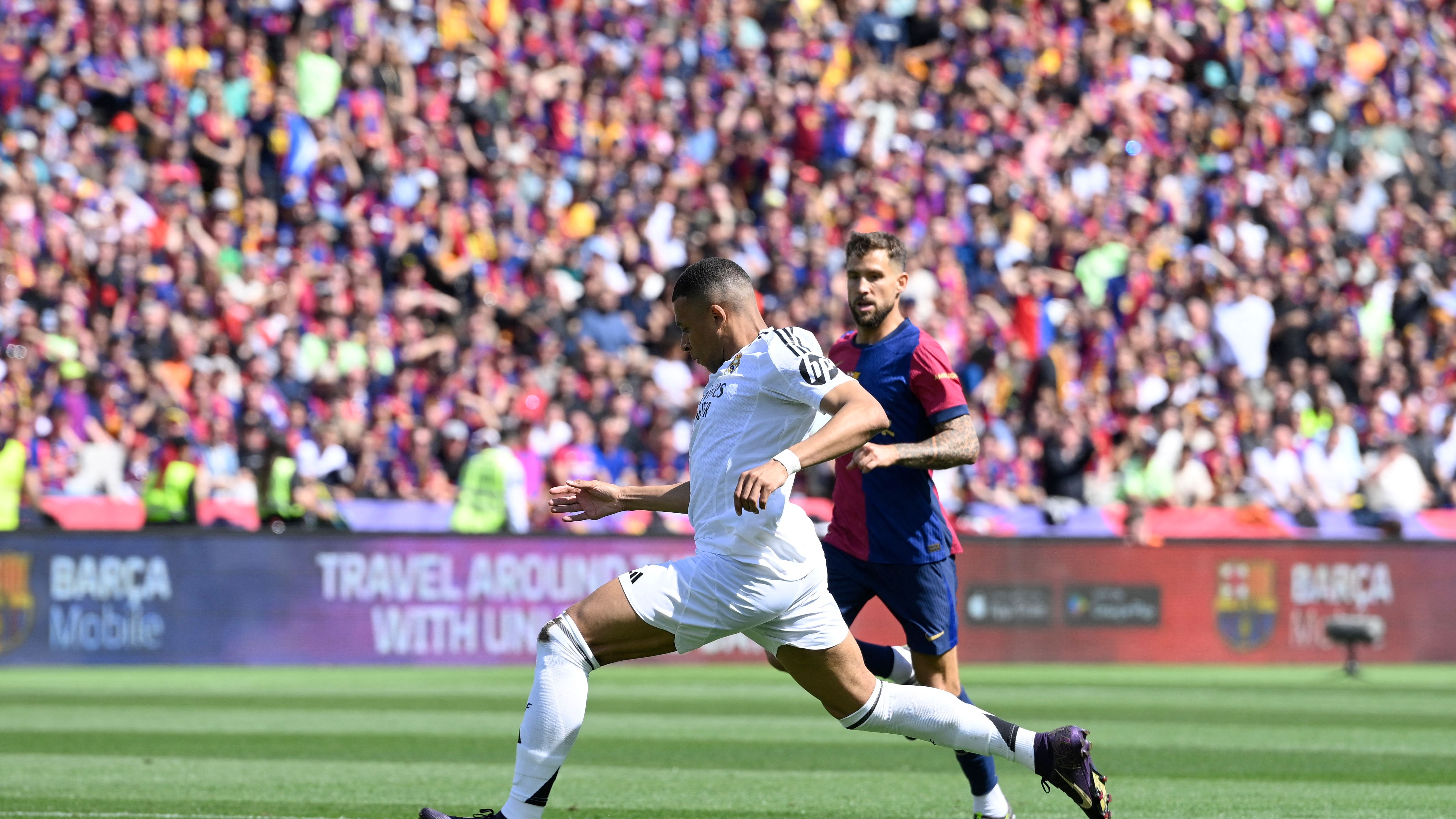 TOPSHOT-FBL-ESP-LIGA-BARCELONA-REAL MADRID