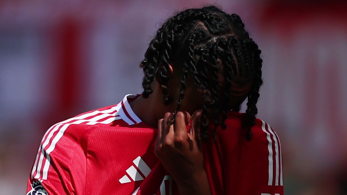 Massive injury scare for Man Utd as Leny Yoro limps off looking distraught against West Ham - just 10 days out from Europa League final versus Tottenham | Goal.com UK