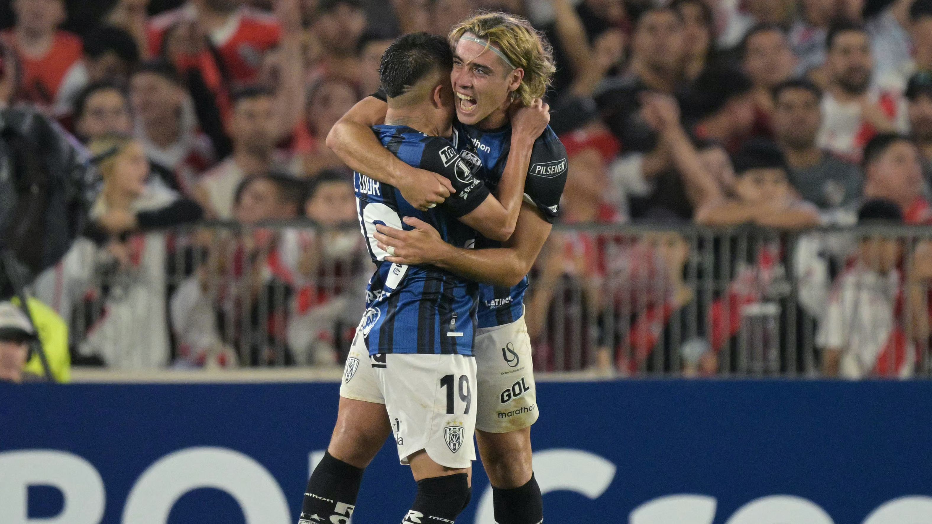 FBL-LIBERTADORES-RIVER-DELVALLE