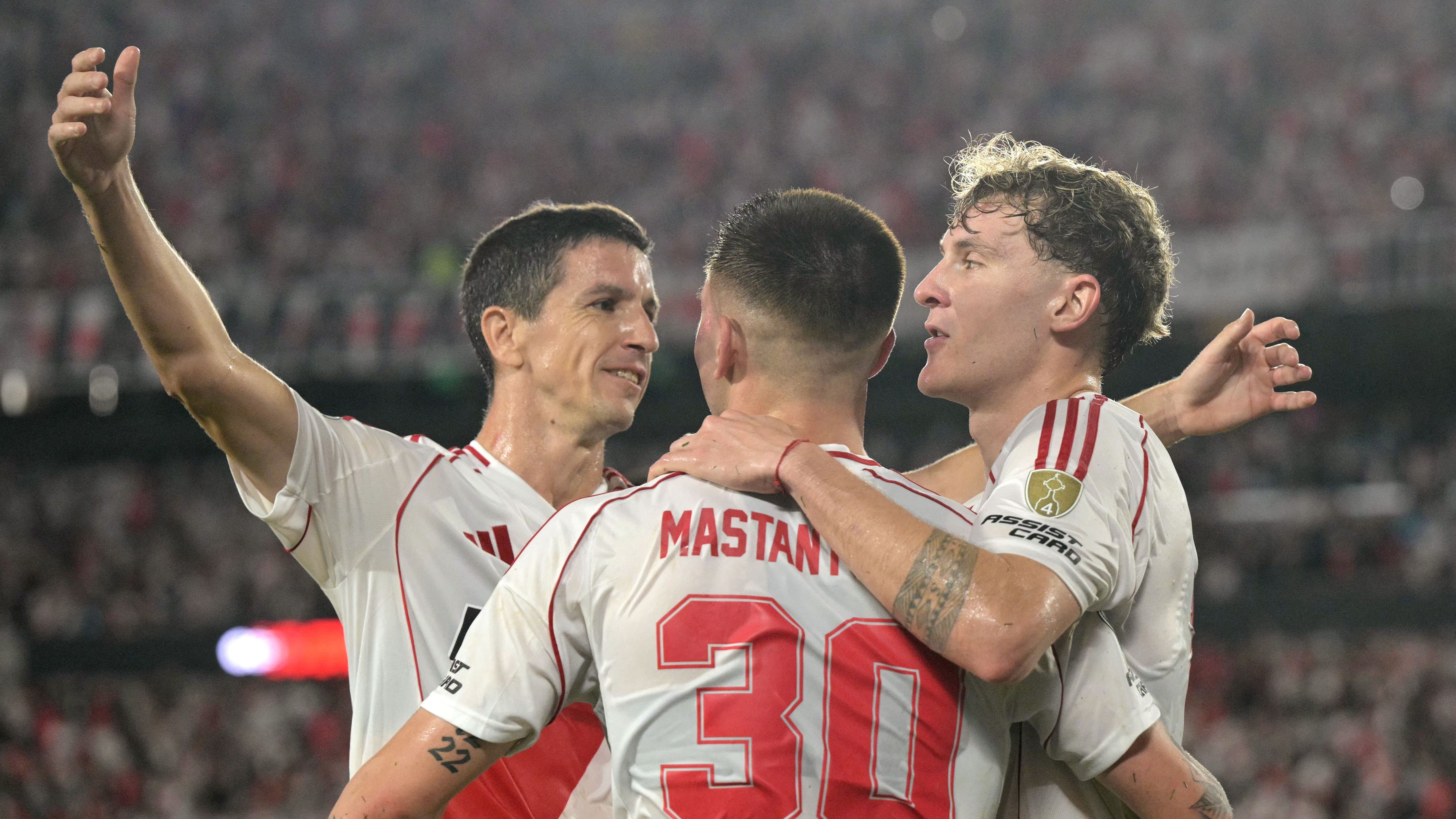 FBL-LIBERTADORES-RIVER-DELVALLE