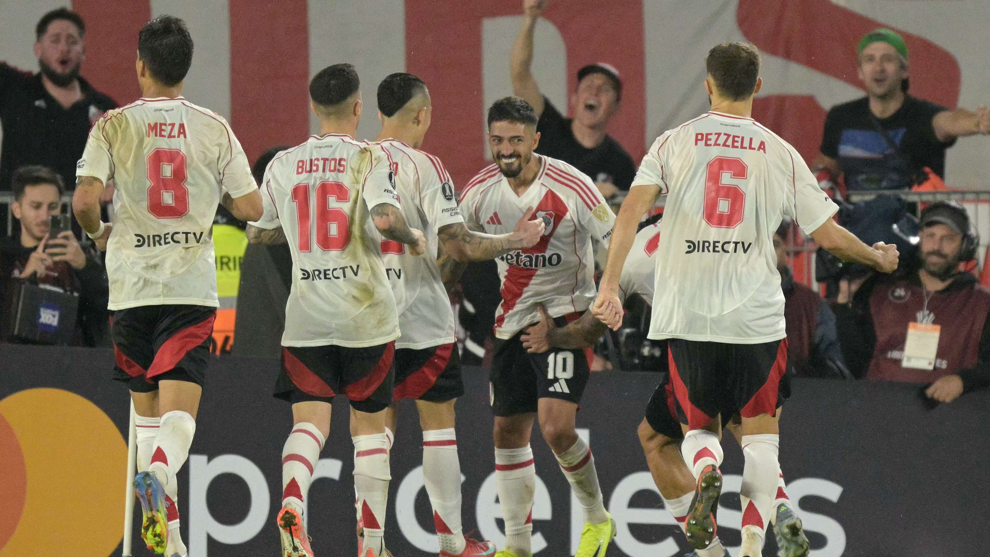 FBL-LIBERTADORES-RIVER-DELVALLE