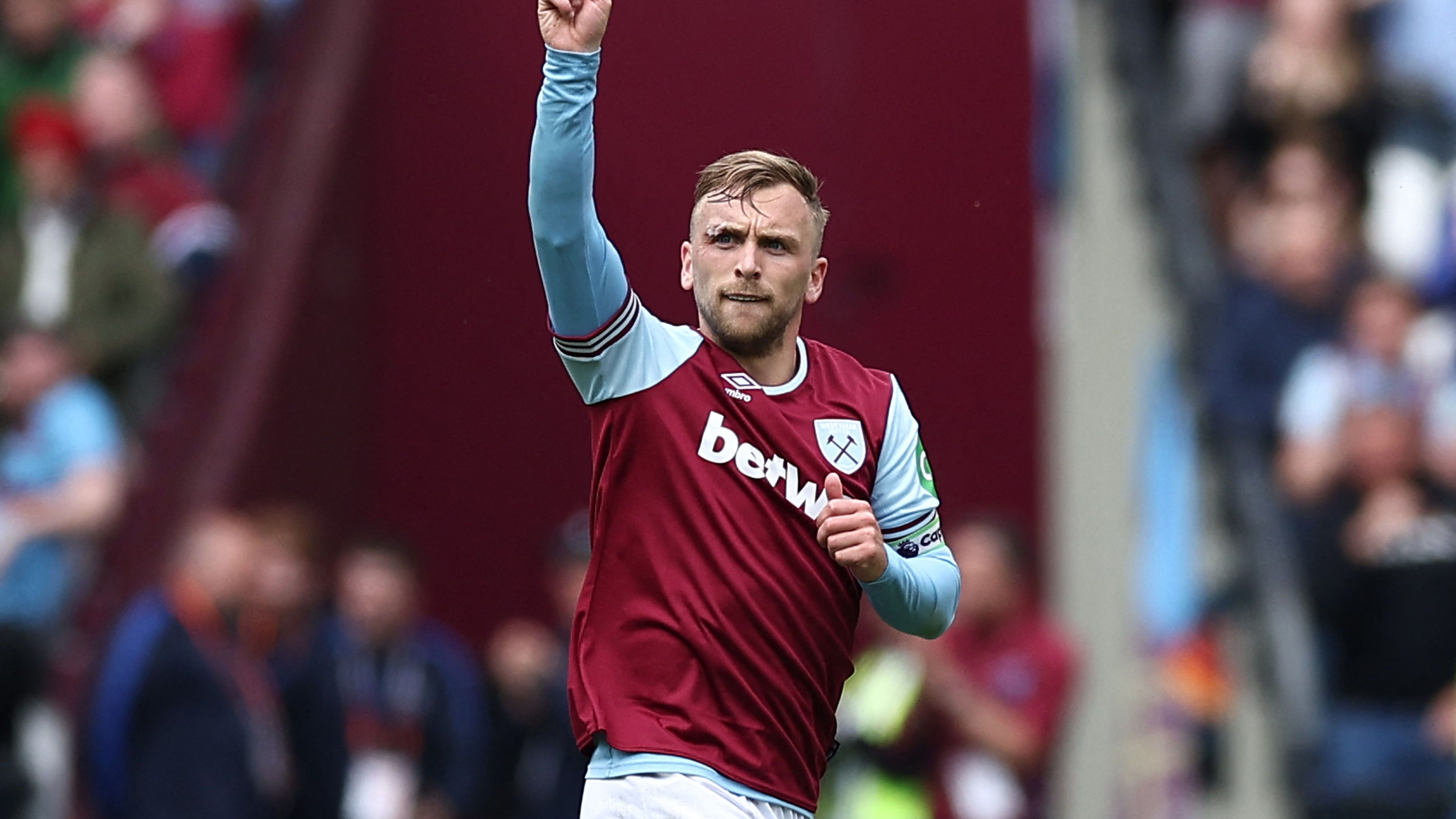 TOPSHOT-FBL-ENG-PR-WEST HAM-NOTTINGHAM FOREST