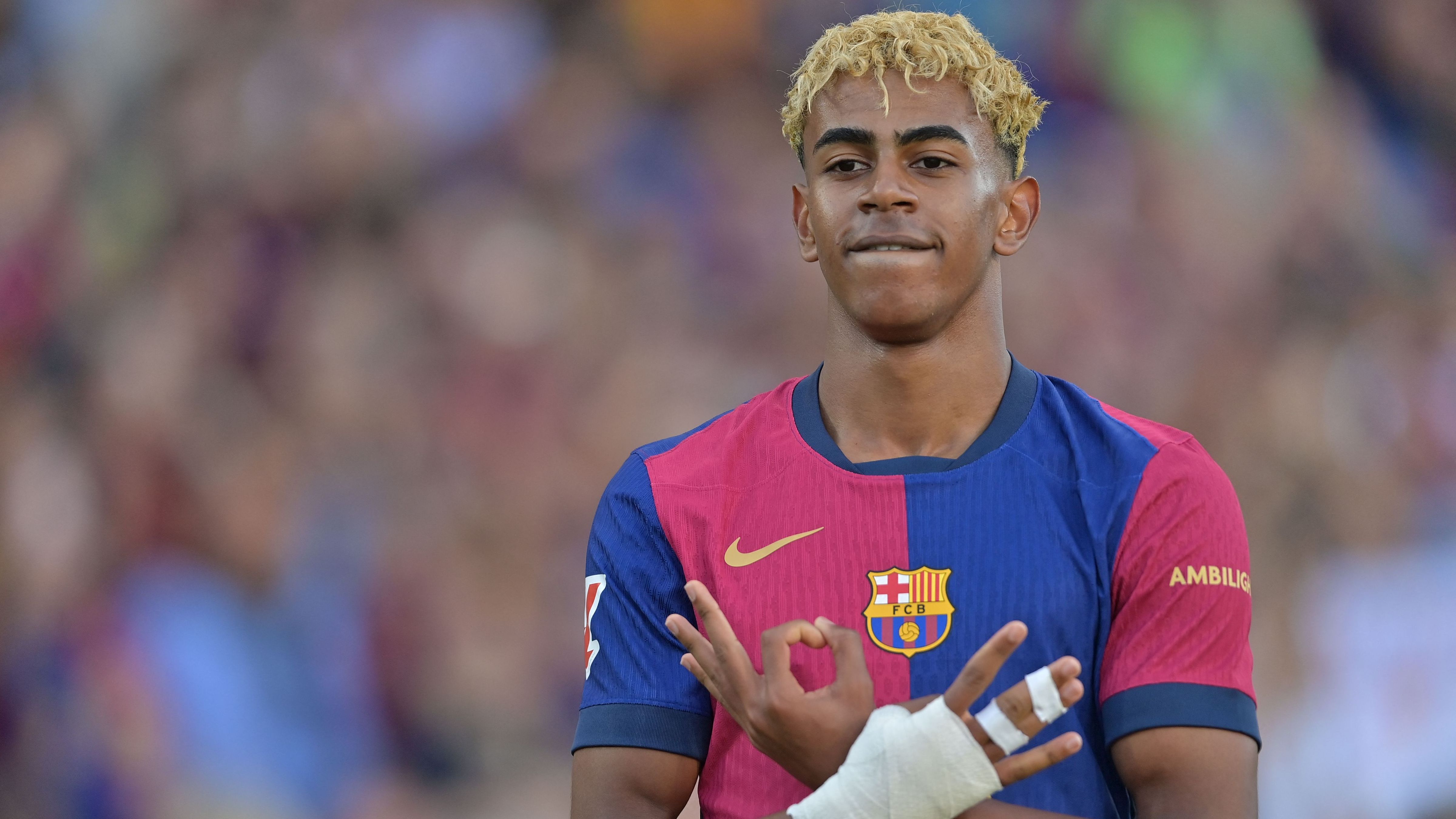 VIDEO: Pull up your shorts, Lamine! Hansi Flick hilariously almost gives Yamal a wedgie as he fixes Barcelona star's kit during training | Goal.com UK