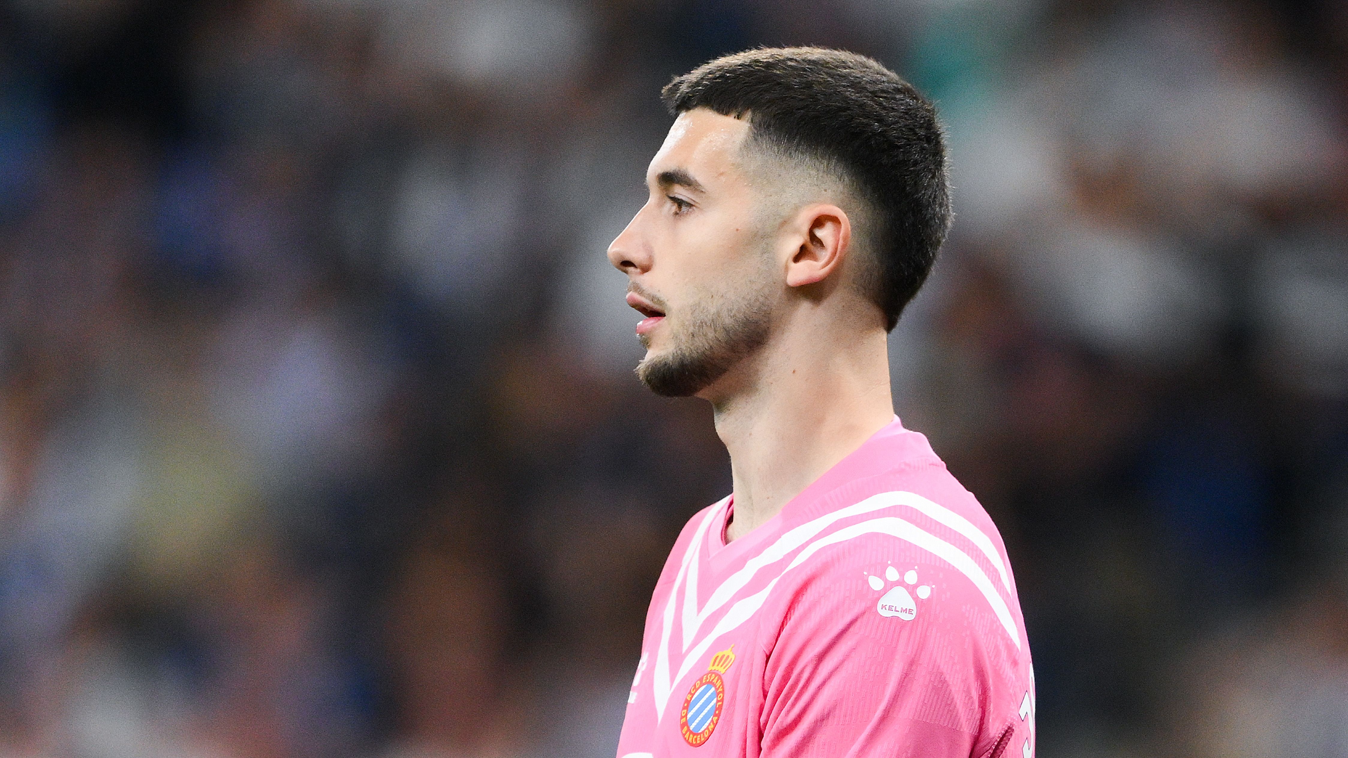 New Barcelona goalkeeper Joan Garcia forced to change phone numbers after threats over potential Camp Nou move from enraged Espanyol supporters | Goal.com UK
