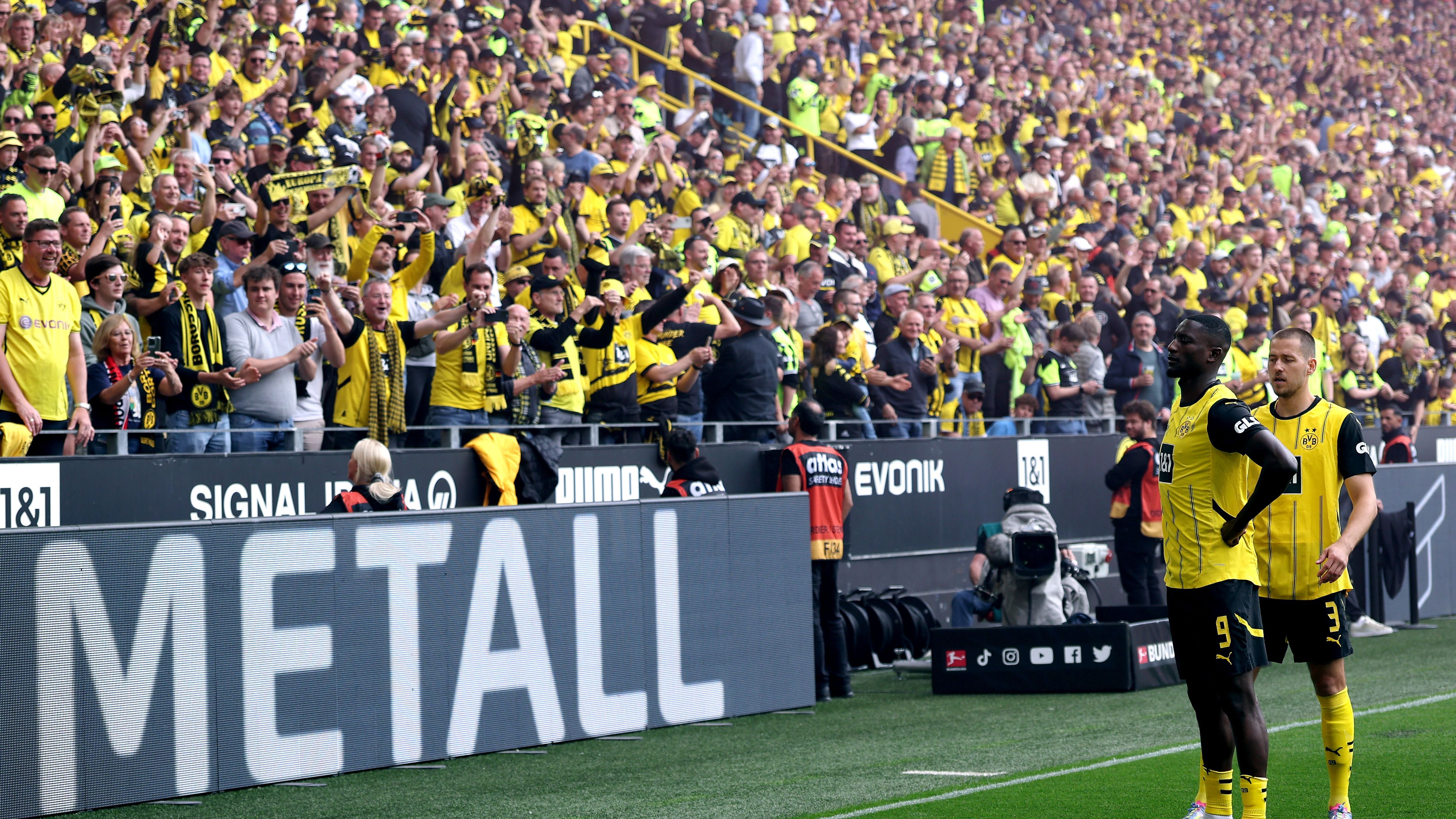 Borussia Dortmund v Holstein Kiel - Bundesliga