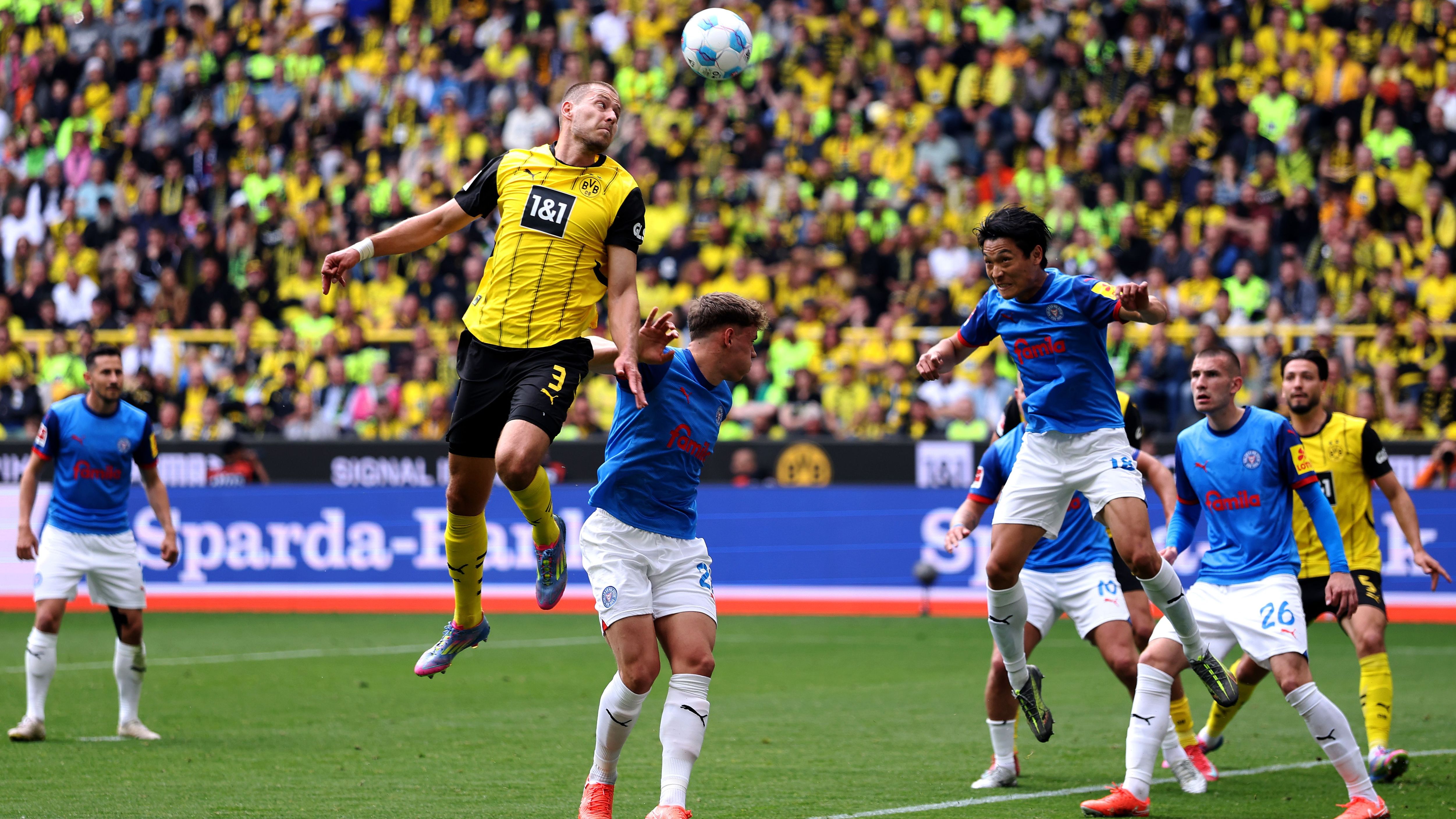 Borussia Dortmund v Holstein Kiel - Bundesliga