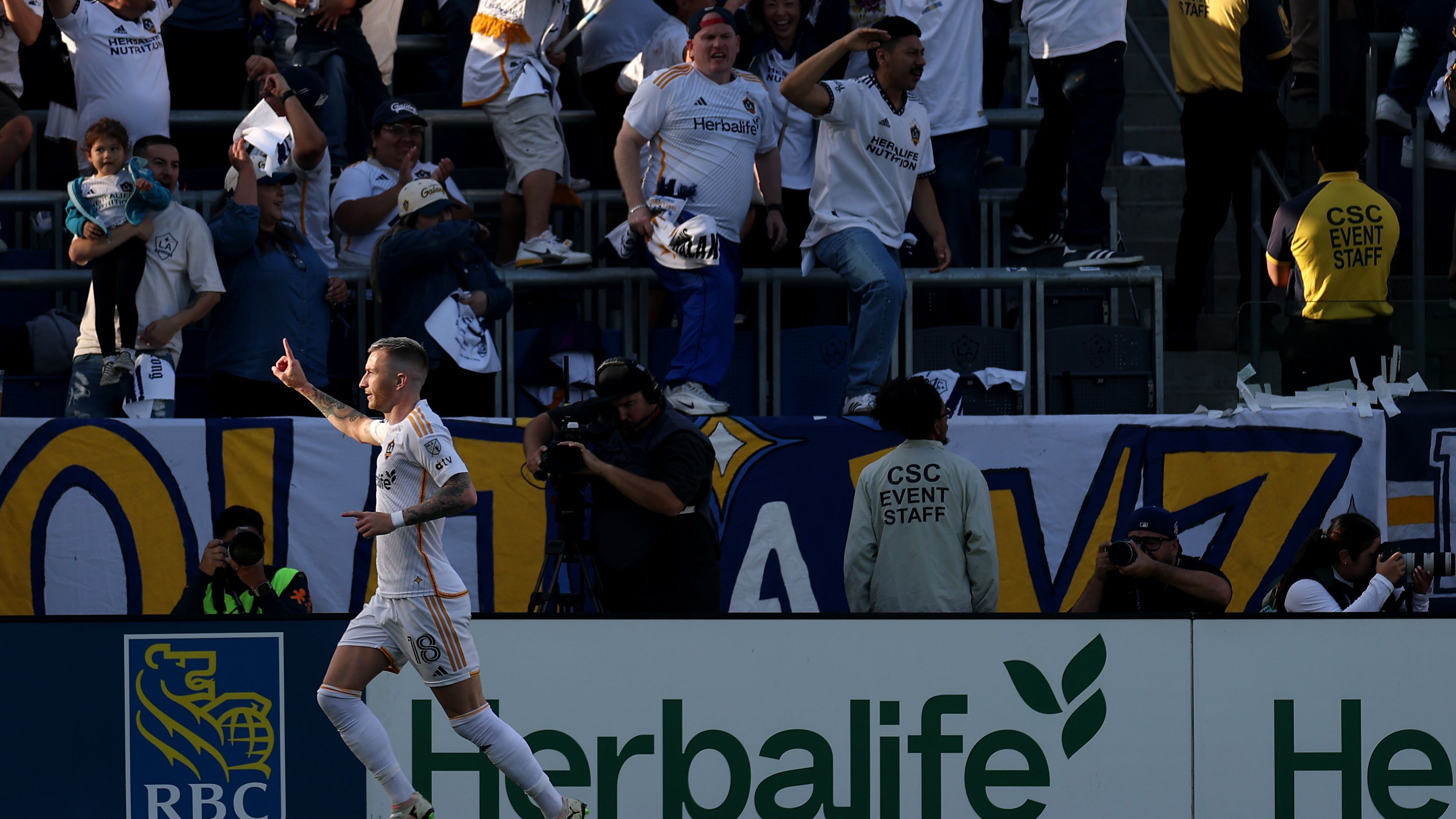 WATCH: LA Galaxy's Marco Reus shares a warm moment with LAFC's Hugo Lloris and Olivier Giroud following intense El Tráfico derby | Goal.com UK