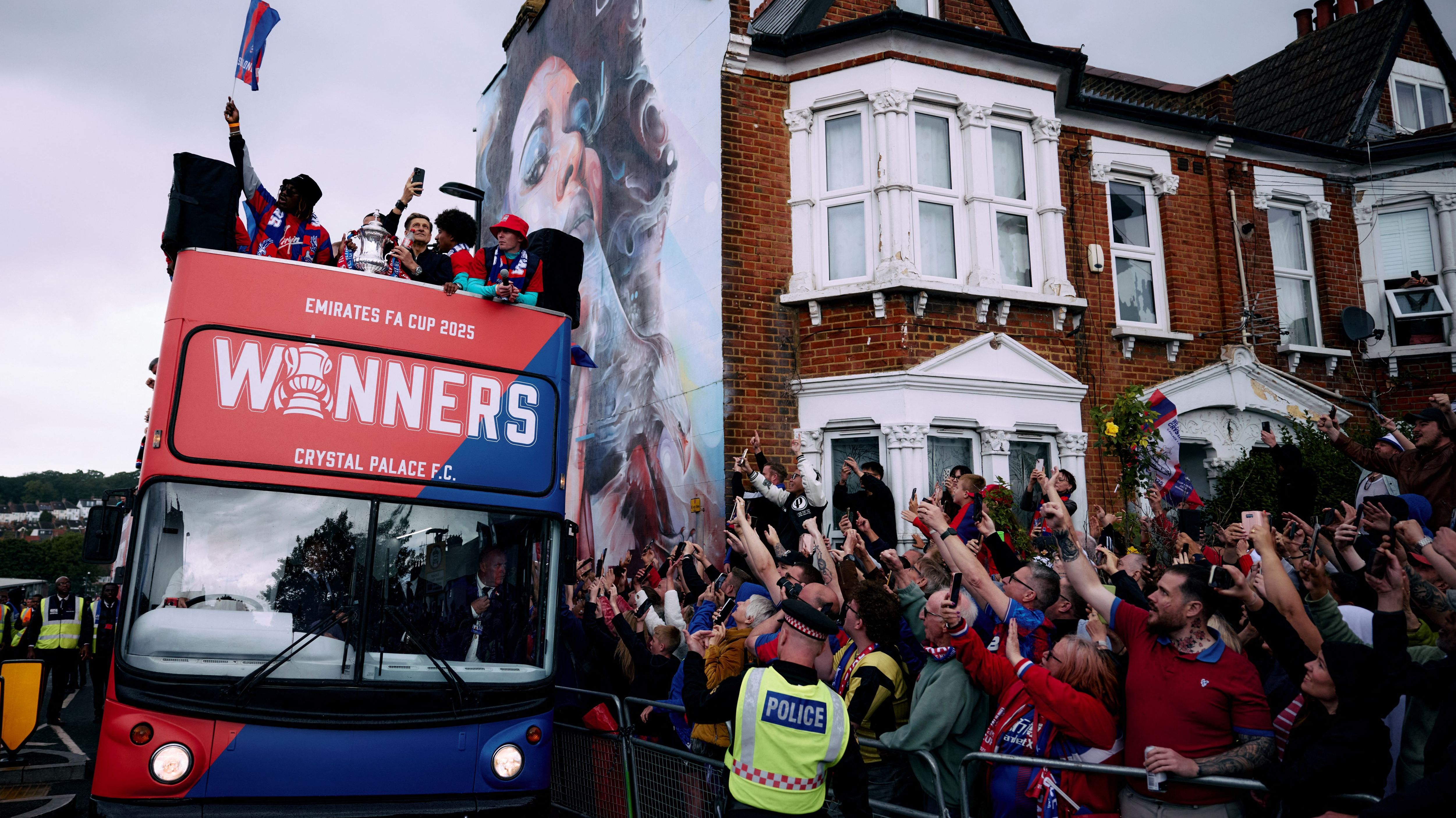 TOPSHOT-FBL-ENG-FA CUP-CRYSTAL PALACE-PARADE