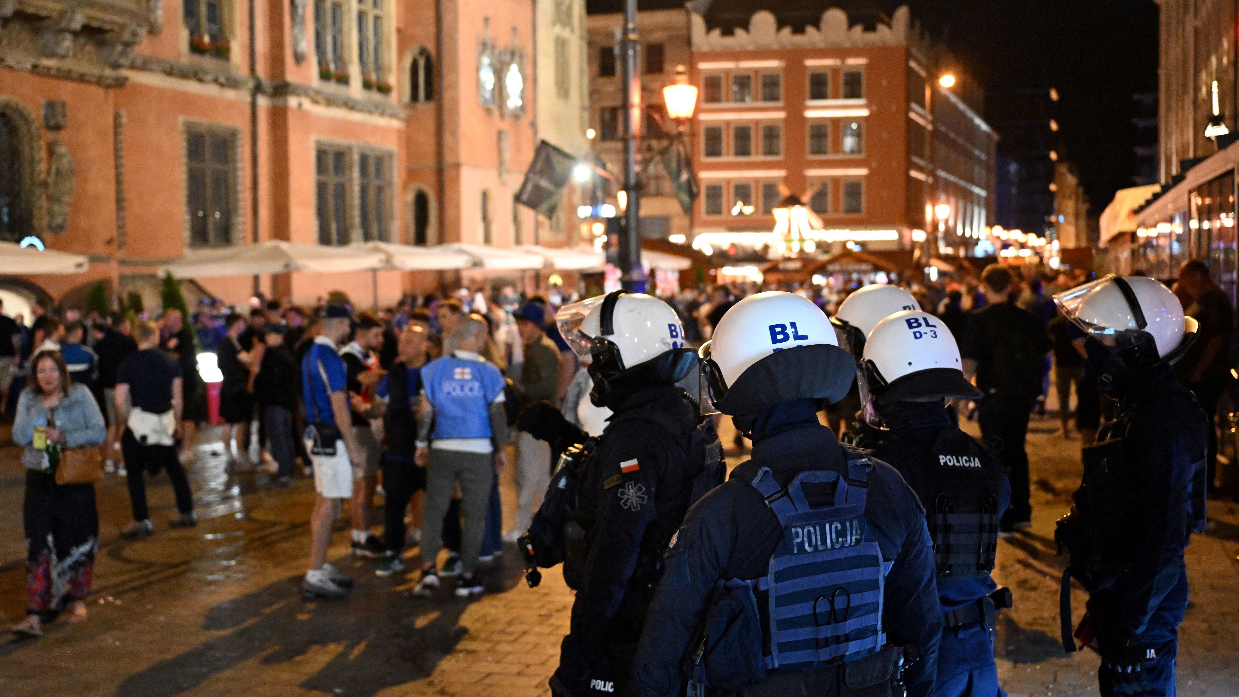 FBL-EUR-C4-CHELSEA-POLICE-FANS