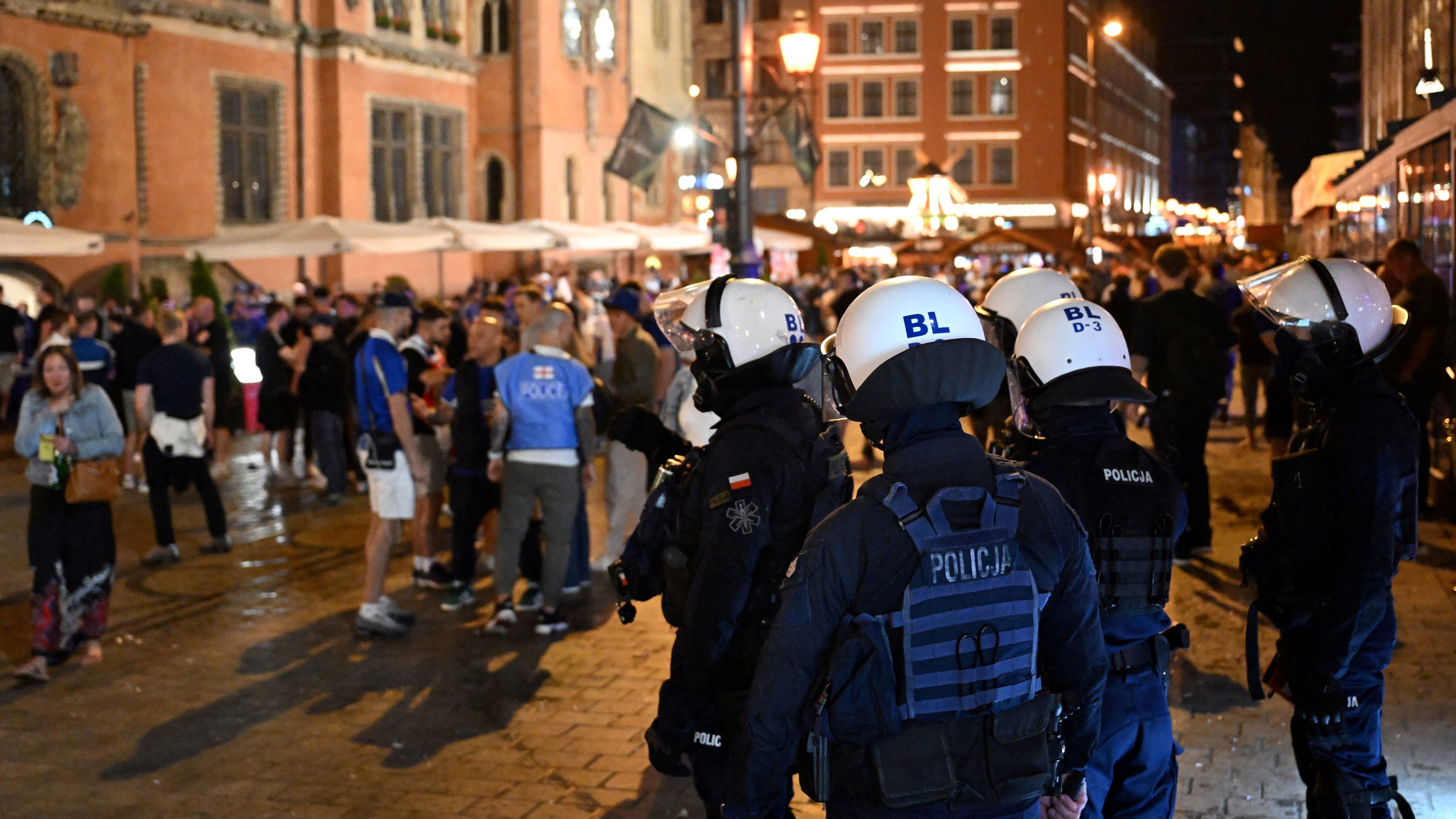 FBL-EUR-C4-CHELSEA-POLICE-FANS