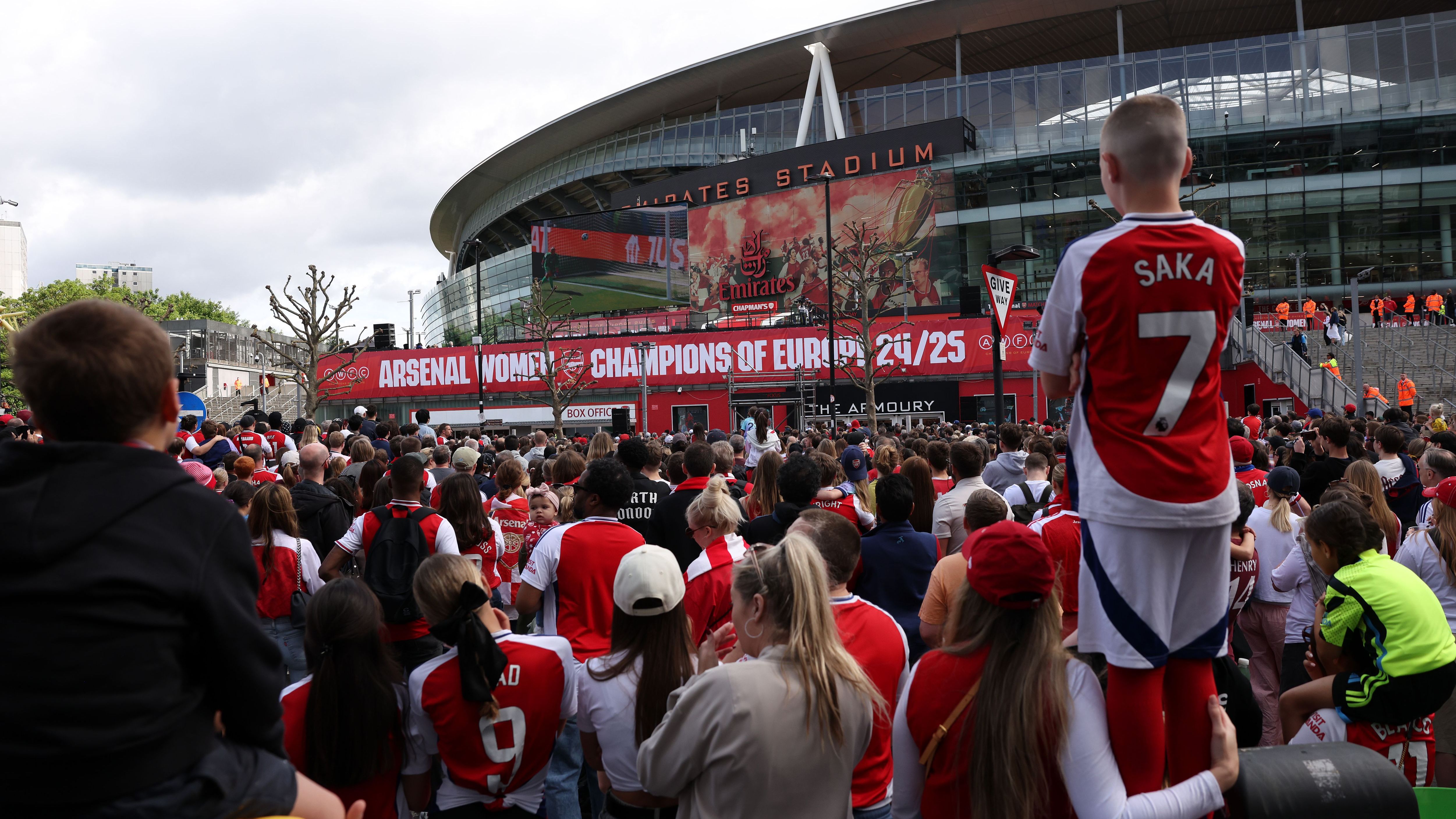 Arsenal Women Trophy Lift