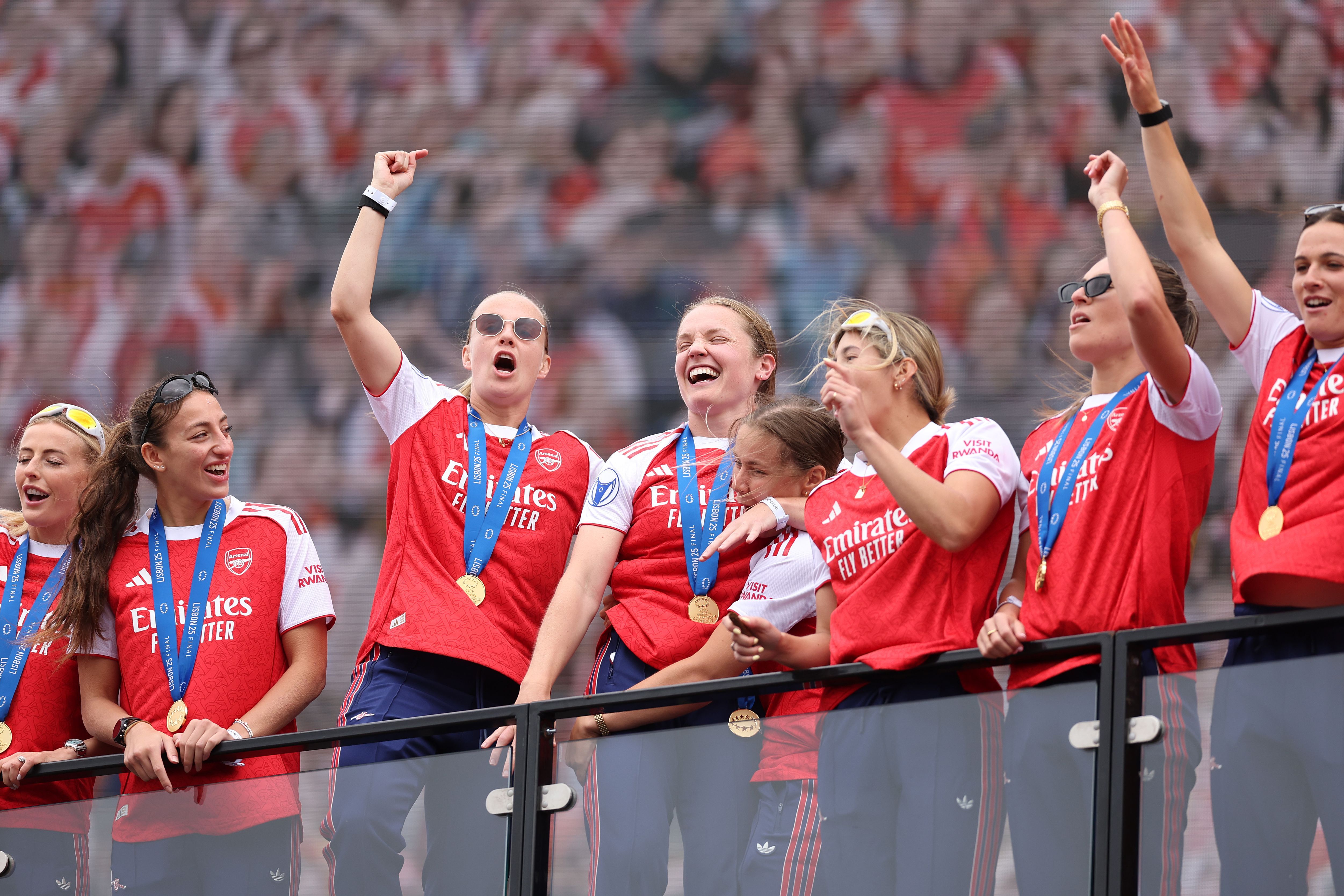 Arsenal Women Trophy Lift