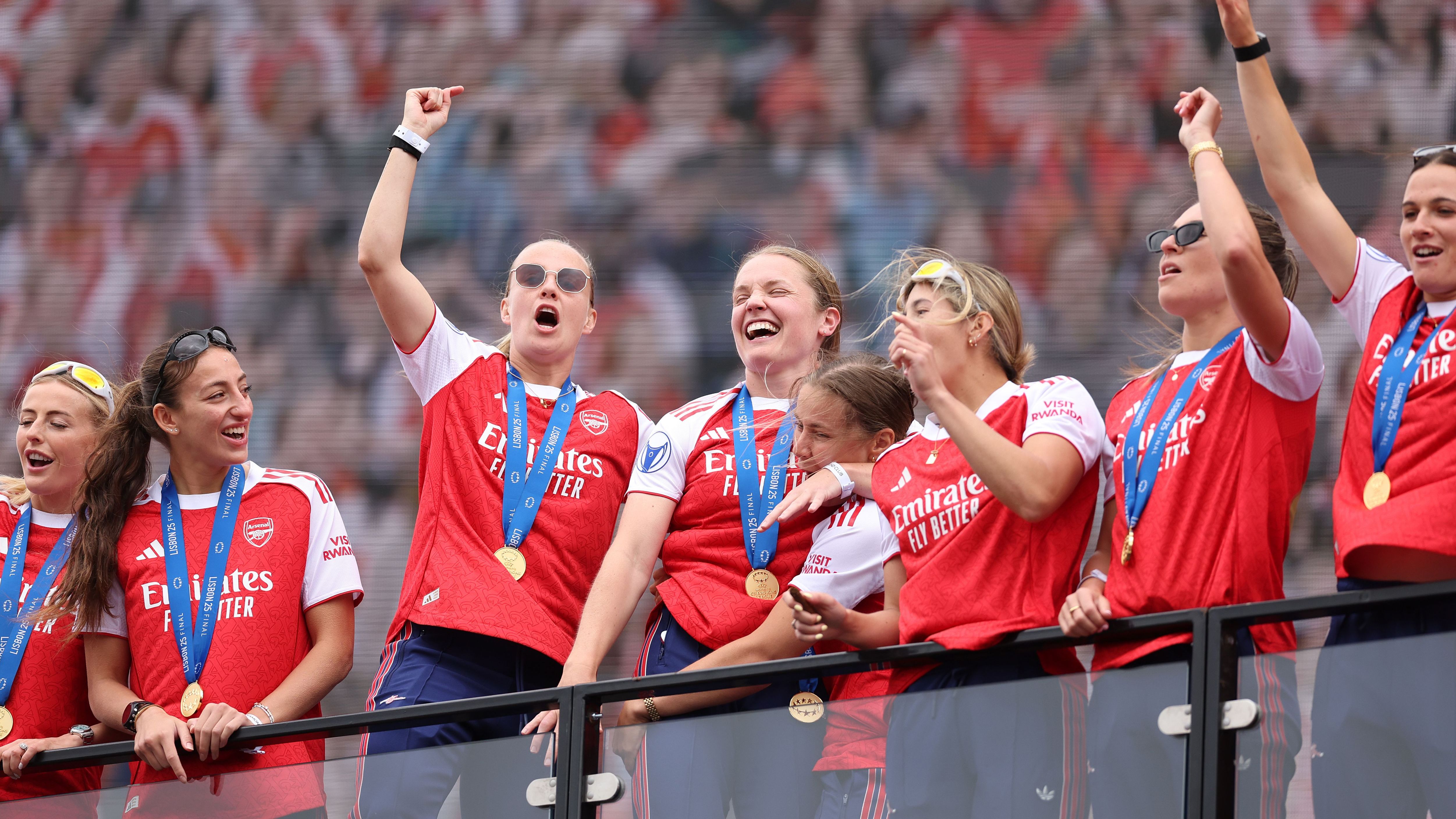 Arsenal Women Trophy Lift