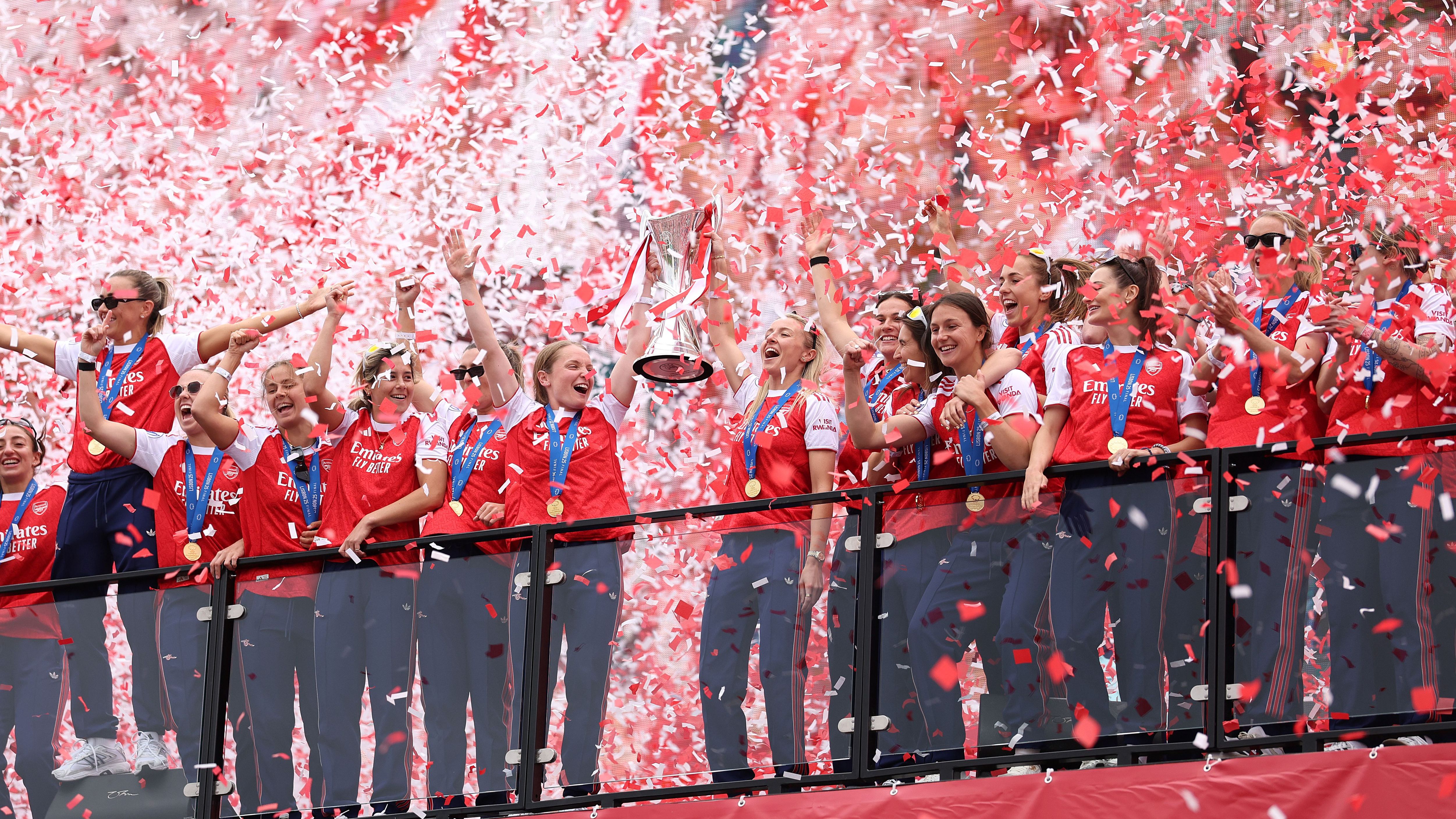 Arsenal Women Trophy Lift
