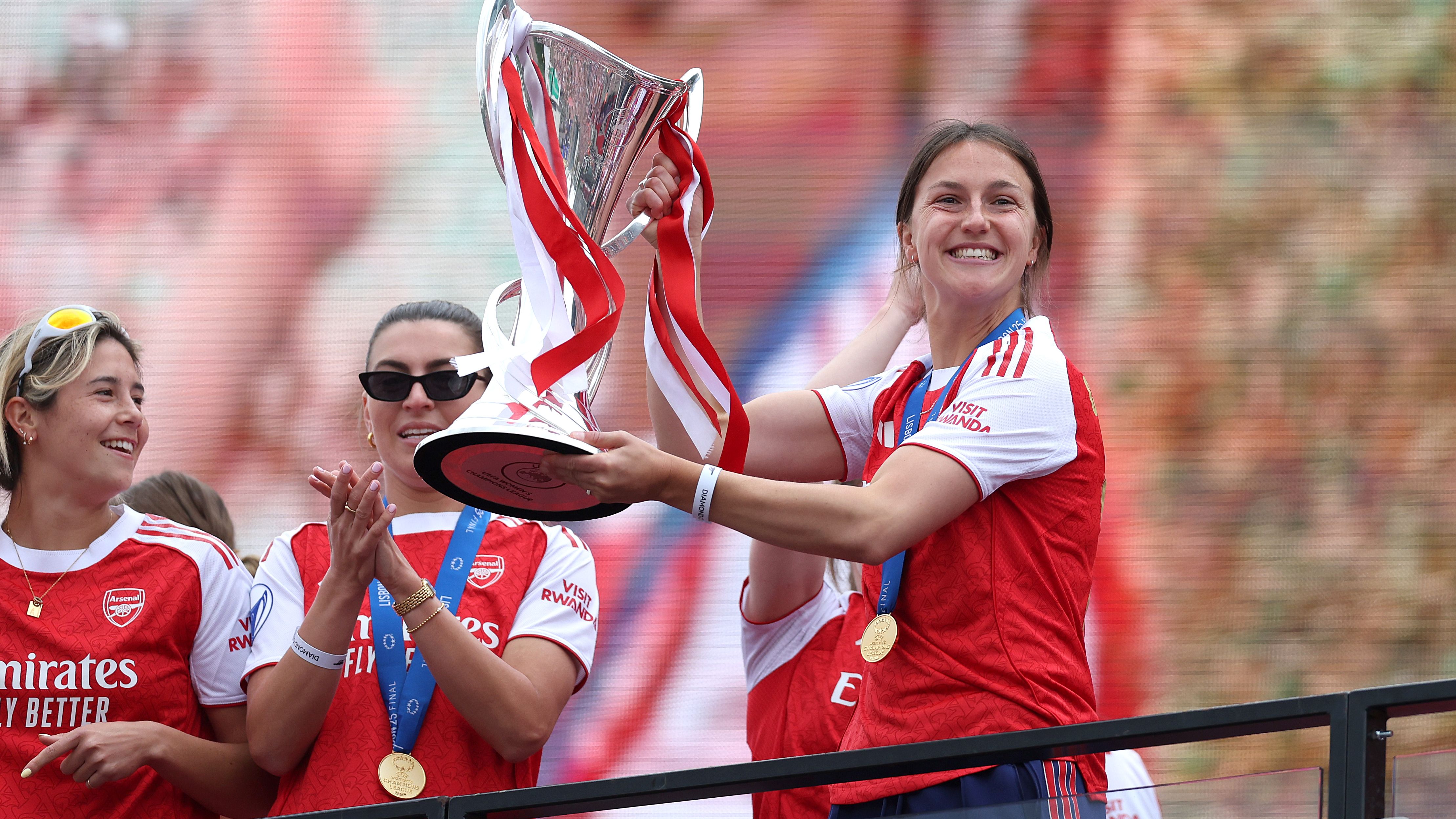 Arsenal Women Trophy Lift