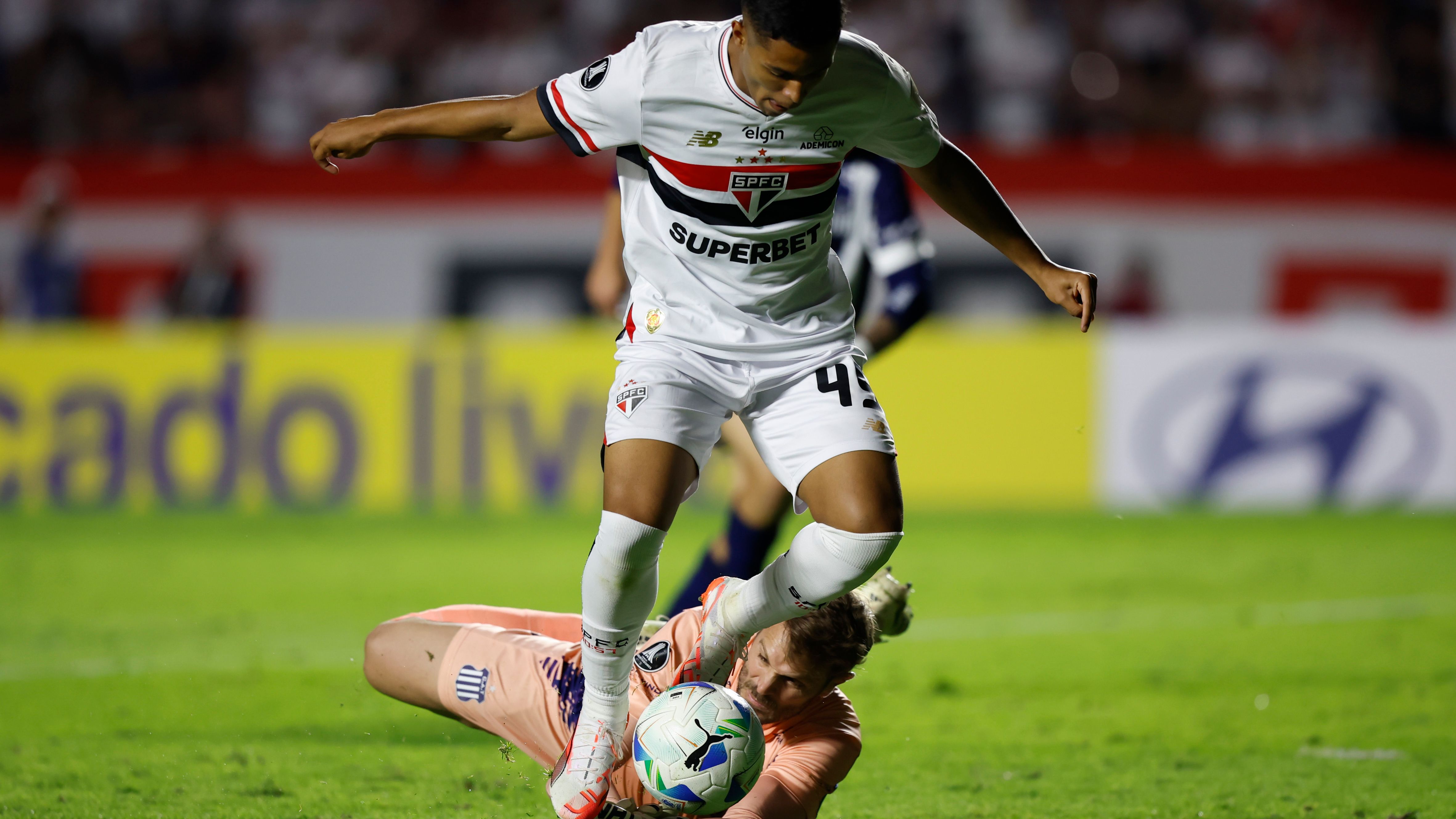 Sao Paulo v Talleres - Copa CONMEBOL Libertadores 2025
