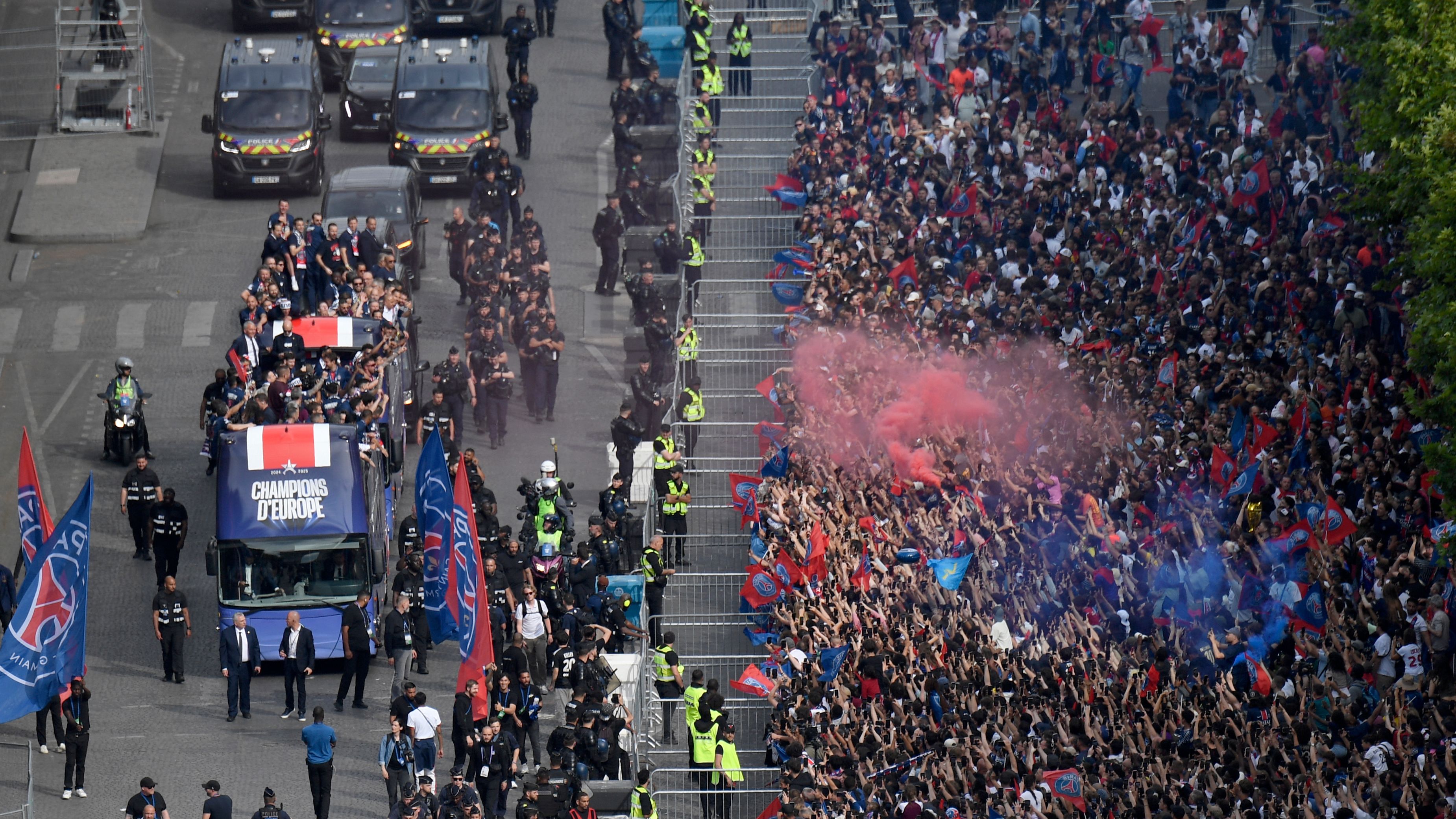 Coup dur pour le PSG, le bus parisien caillassé à Bilbao !