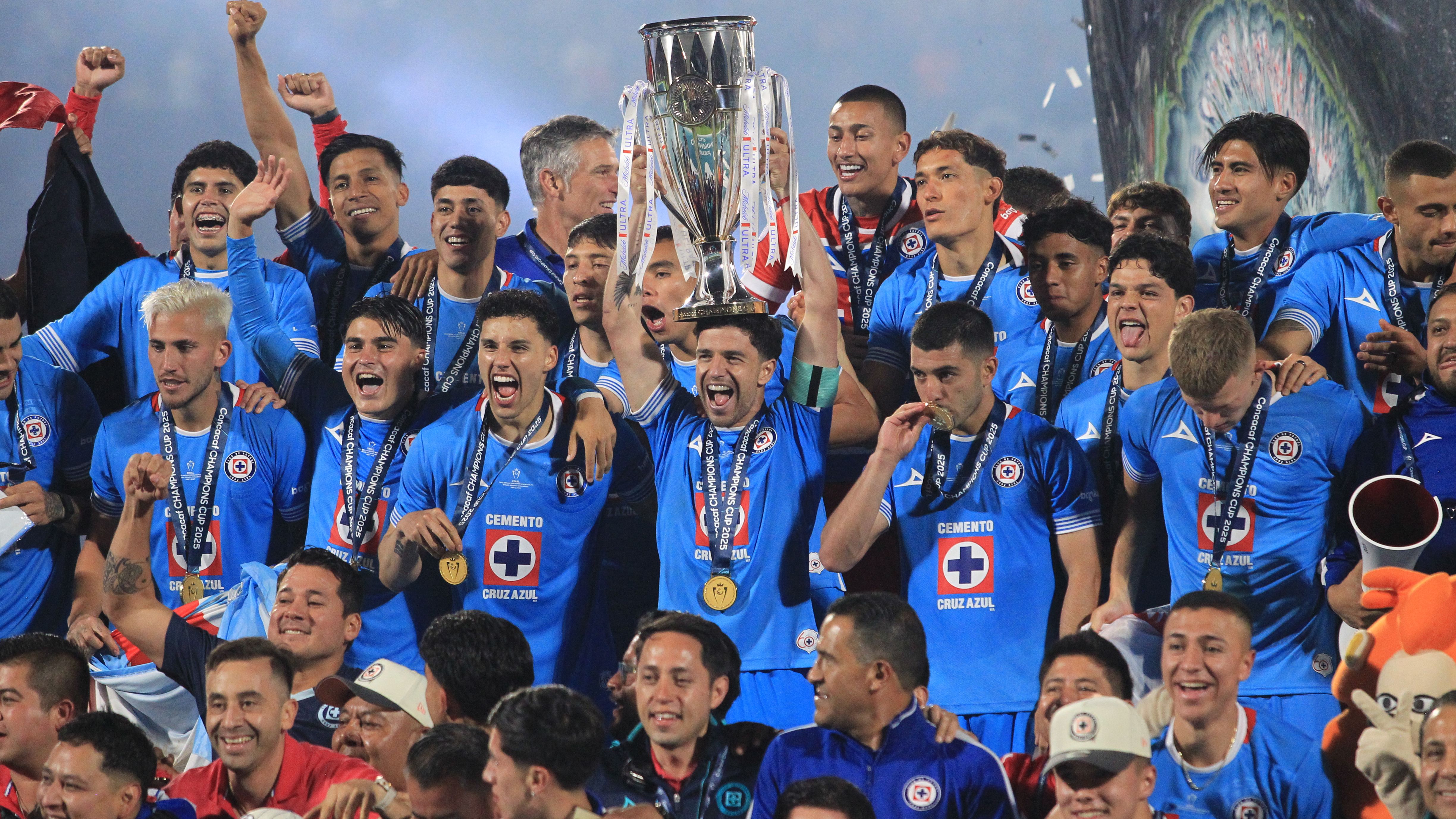 FBL-CONCACAF-CHAMPIONS-CRUZ AZUL-VANCOUVER-TROPHY
