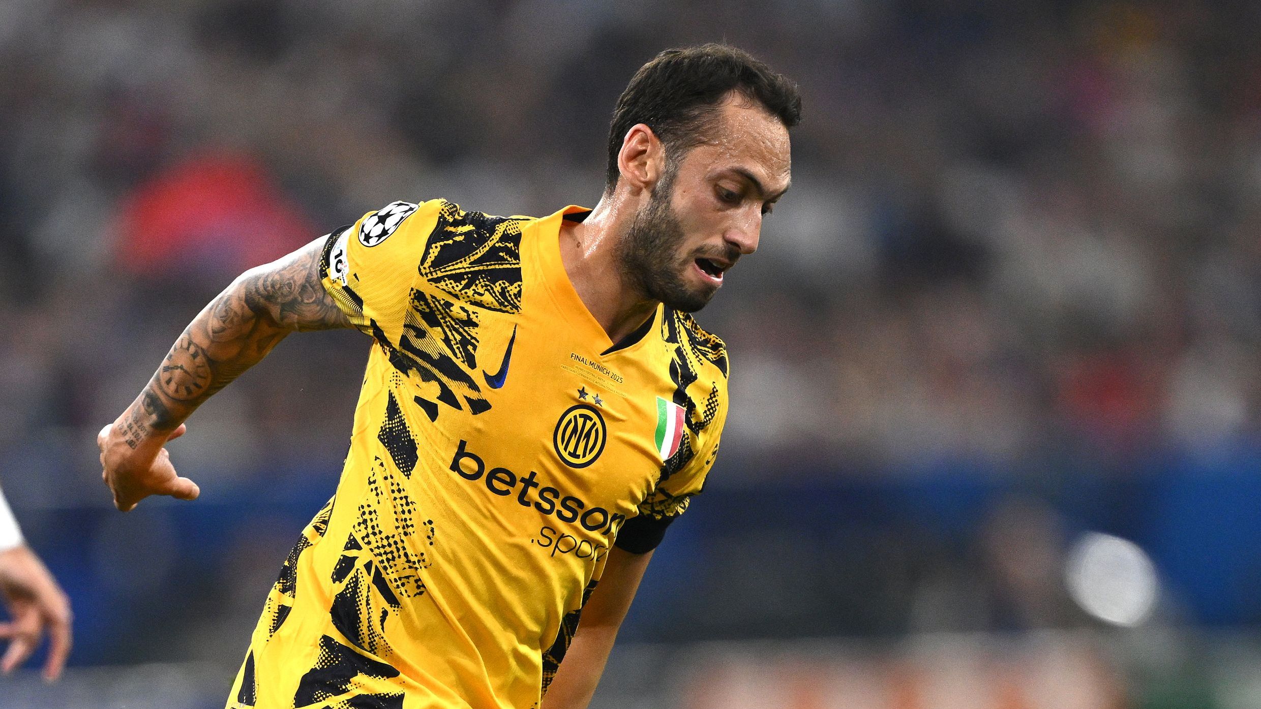Manchester United make Hakan Calhanoglu enquiry with 'bidding war' expected | Goal.com UK