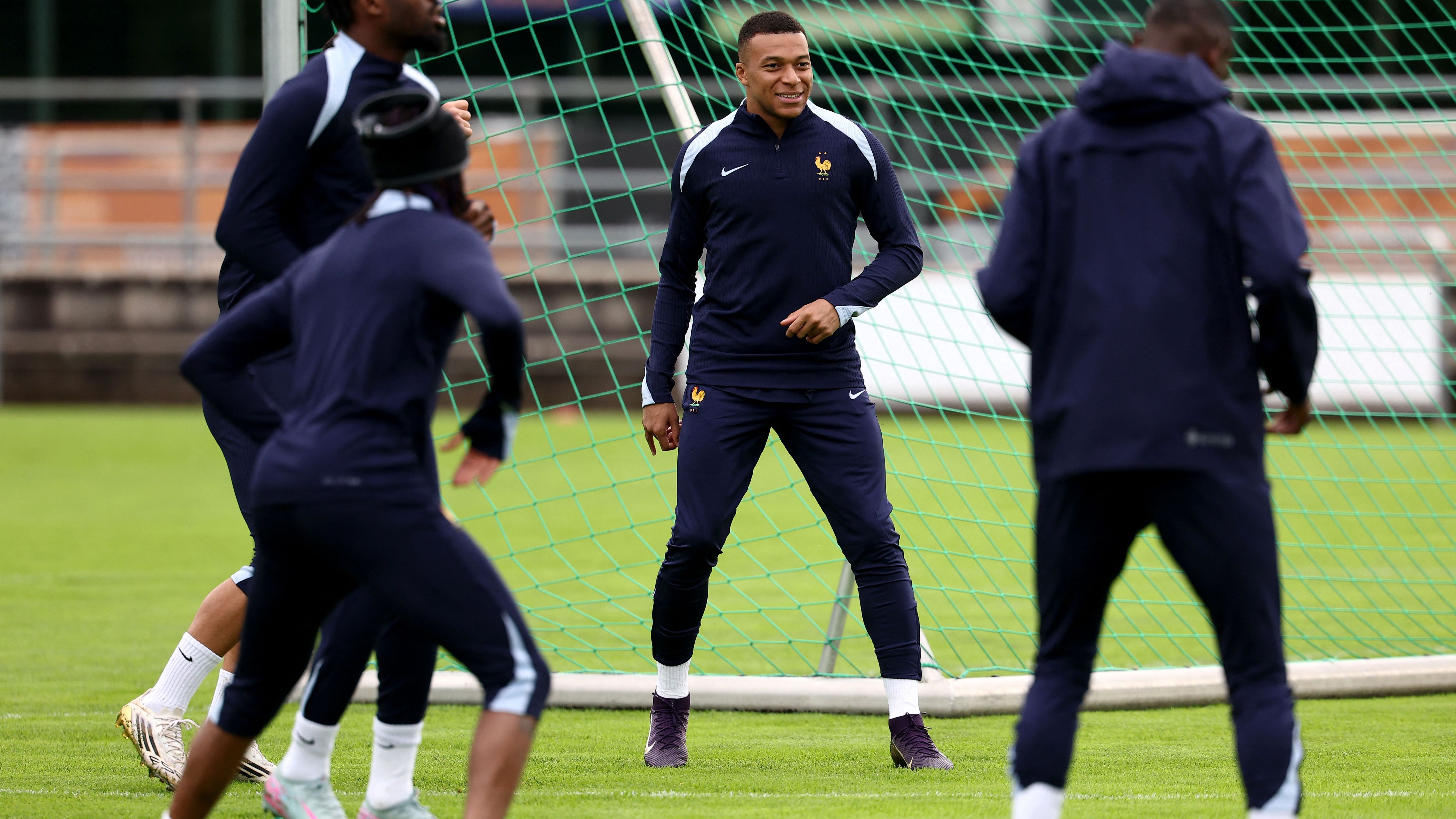 FBL-EUR-NATIONS-FRA-TRAINING