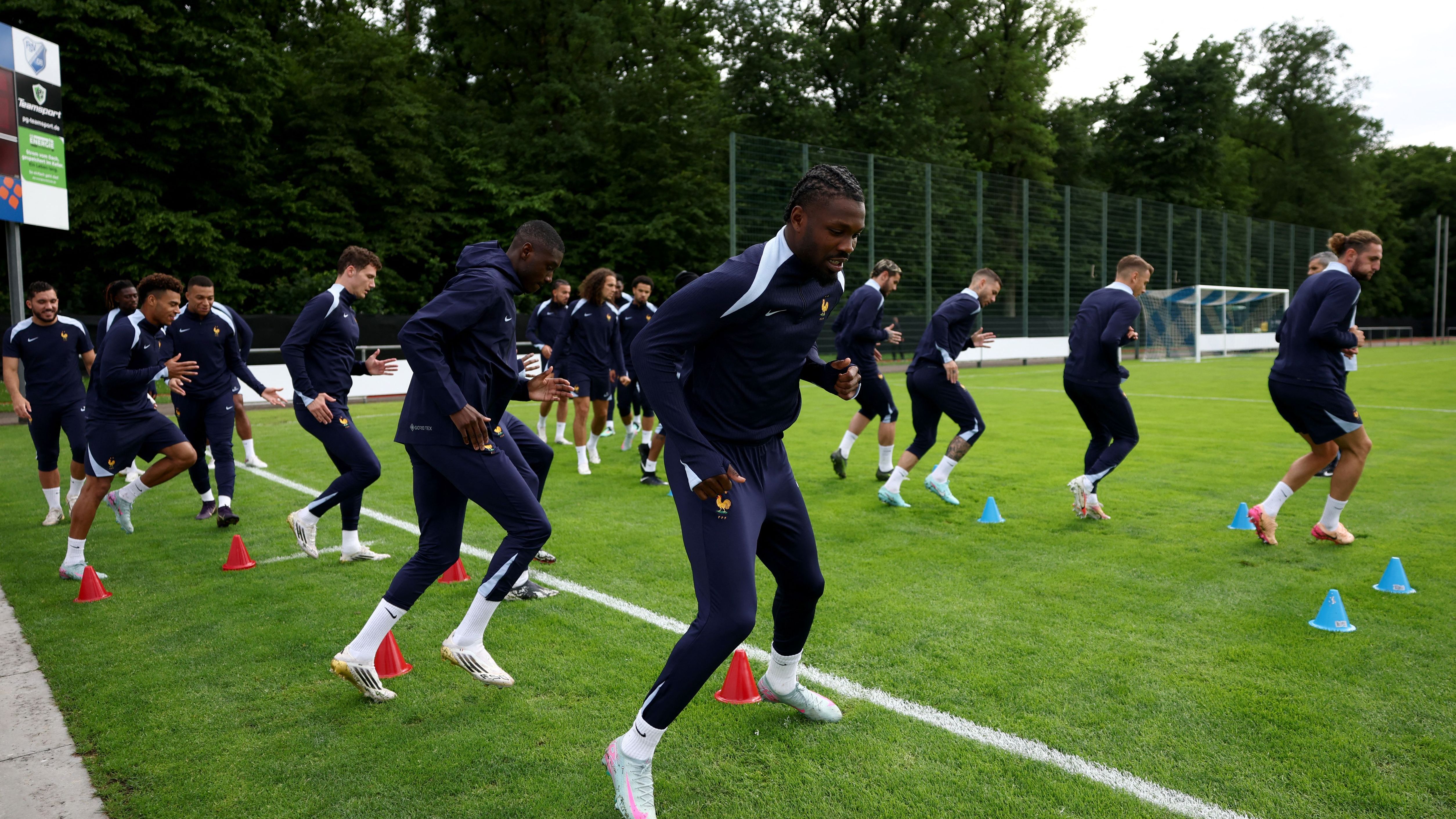 FBL-EUR-NATIONS-FRA-TRAINING