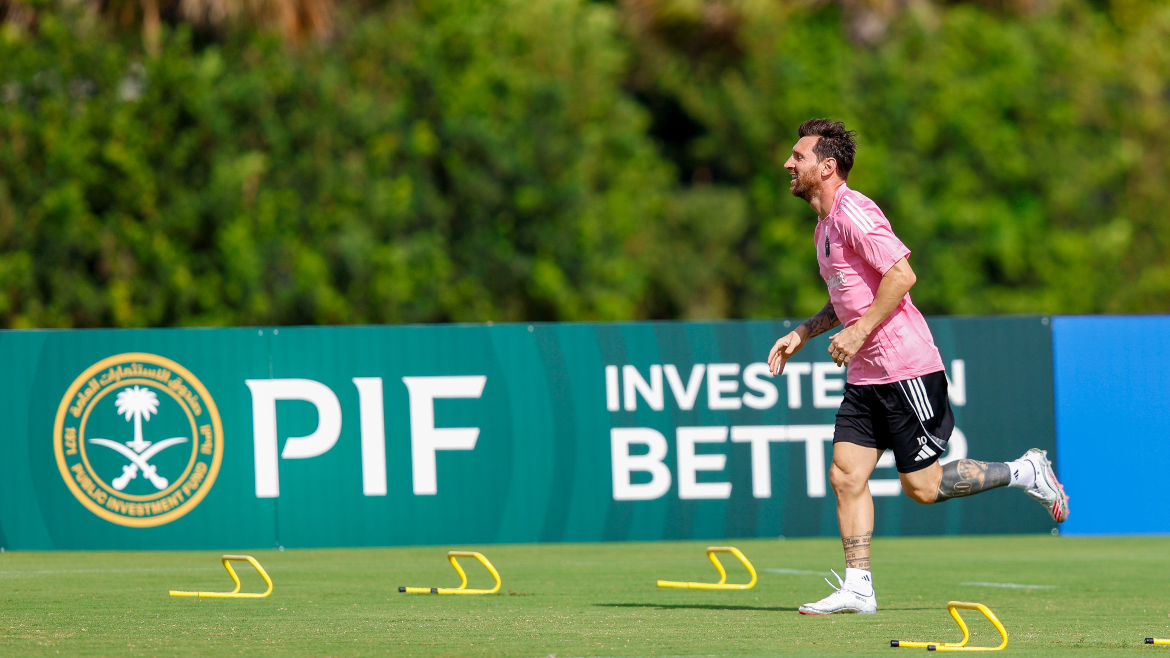 メッシのモデルです、ポイント全然アリで綺麗です！25.5です！ アルゼンチン完勝で決勝進出！ メッシはPKに〝バットマン超え