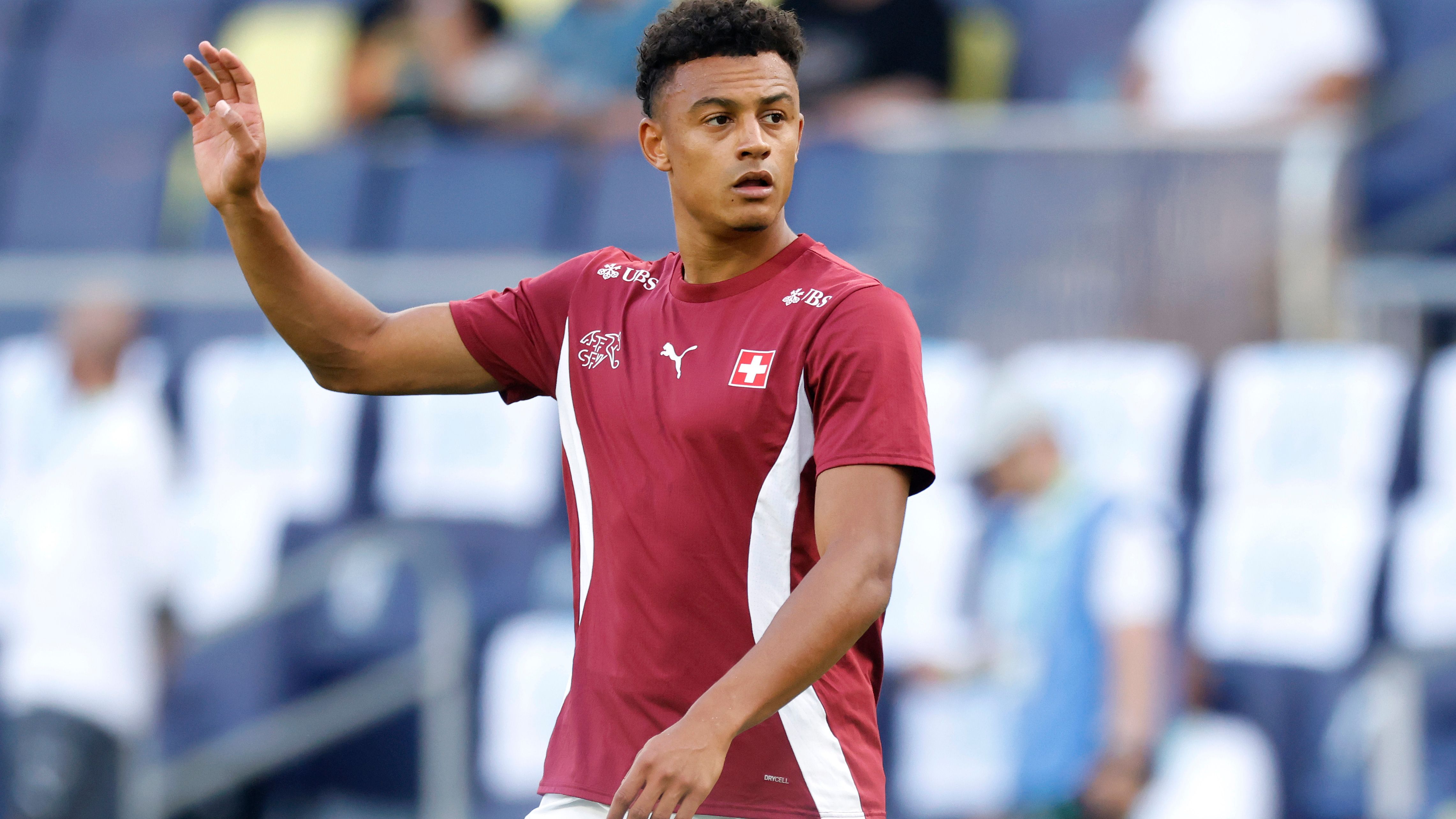 Dan Ndoye gia nhập Nottingham Forest