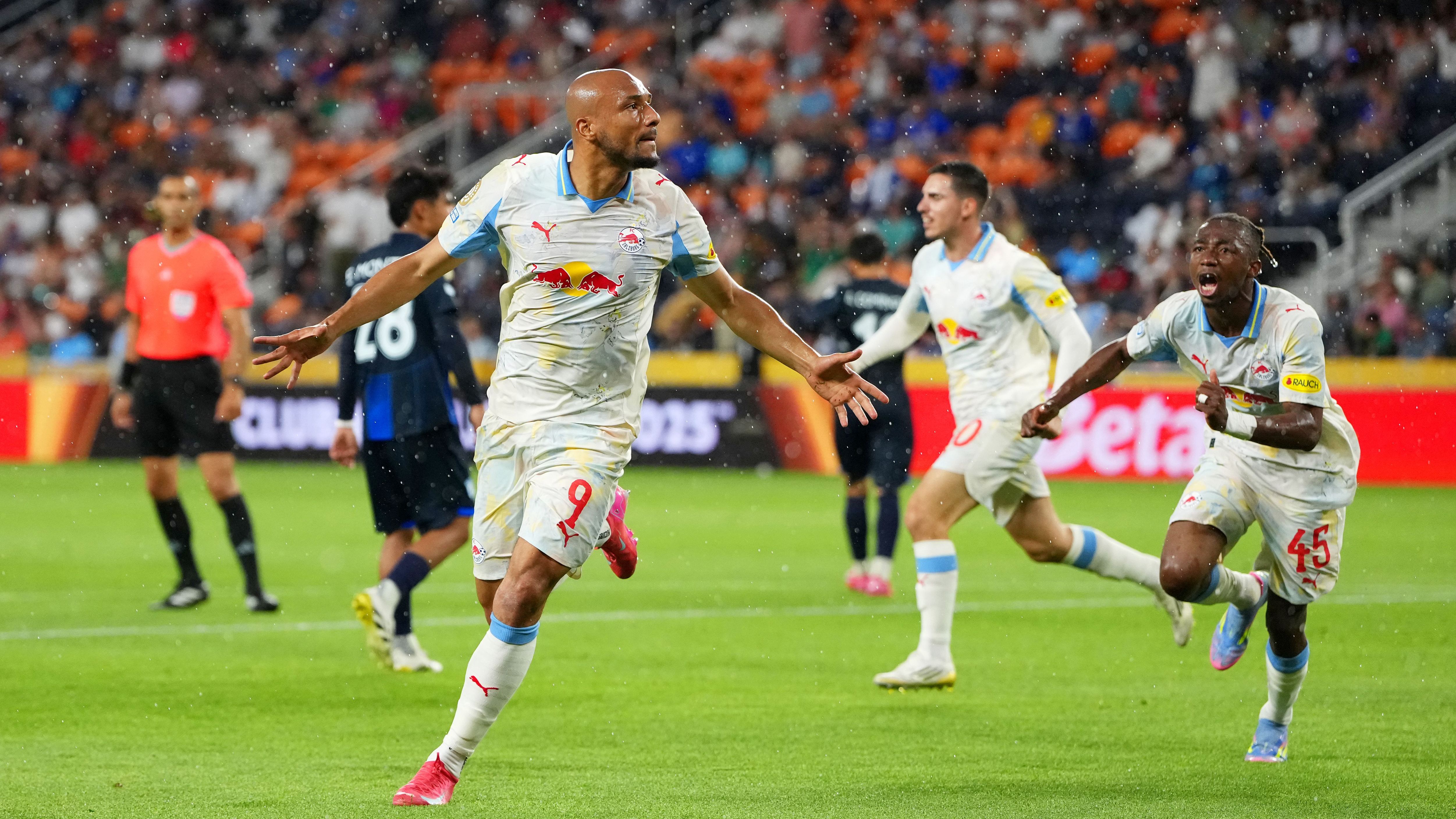 Oscar Gloukh, Karim Onisiwo lead Red Bull Salzburg past Pachuca, spoil Jaime Lozano’s managerial debut at Club World Cup | Goal.com UK