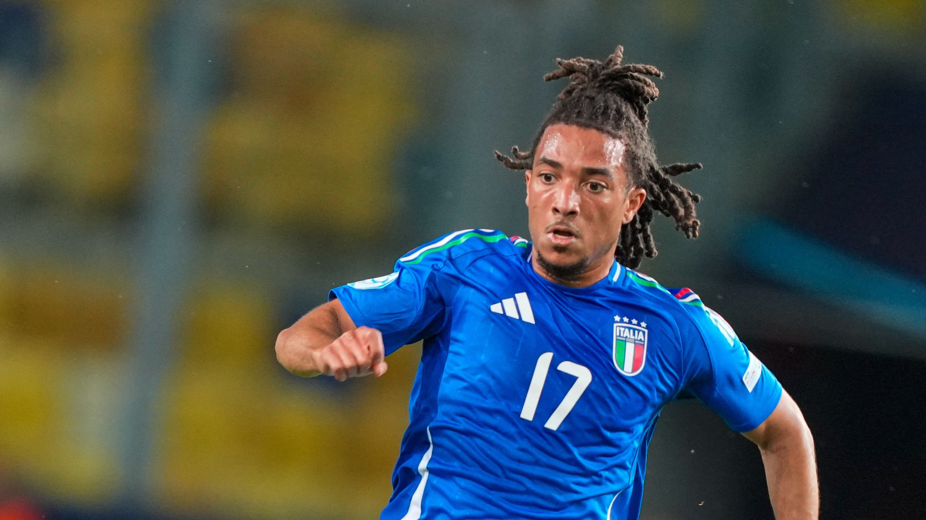 Koleosho đang tập trung phát triển sự nghiệp tại Premier League.