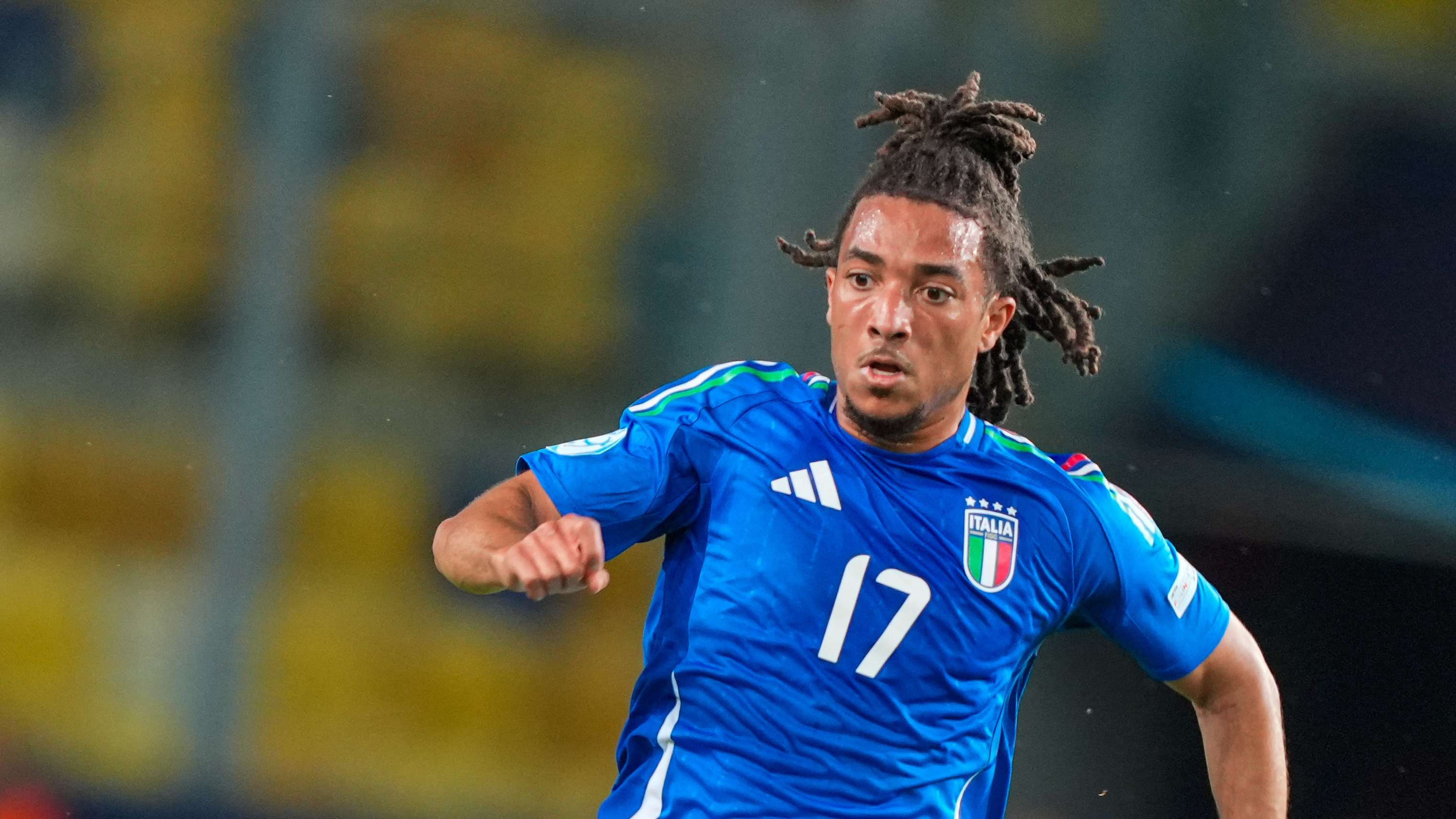 Koleosho đang tập trung phát triển sự nghiệp tại Premier League.