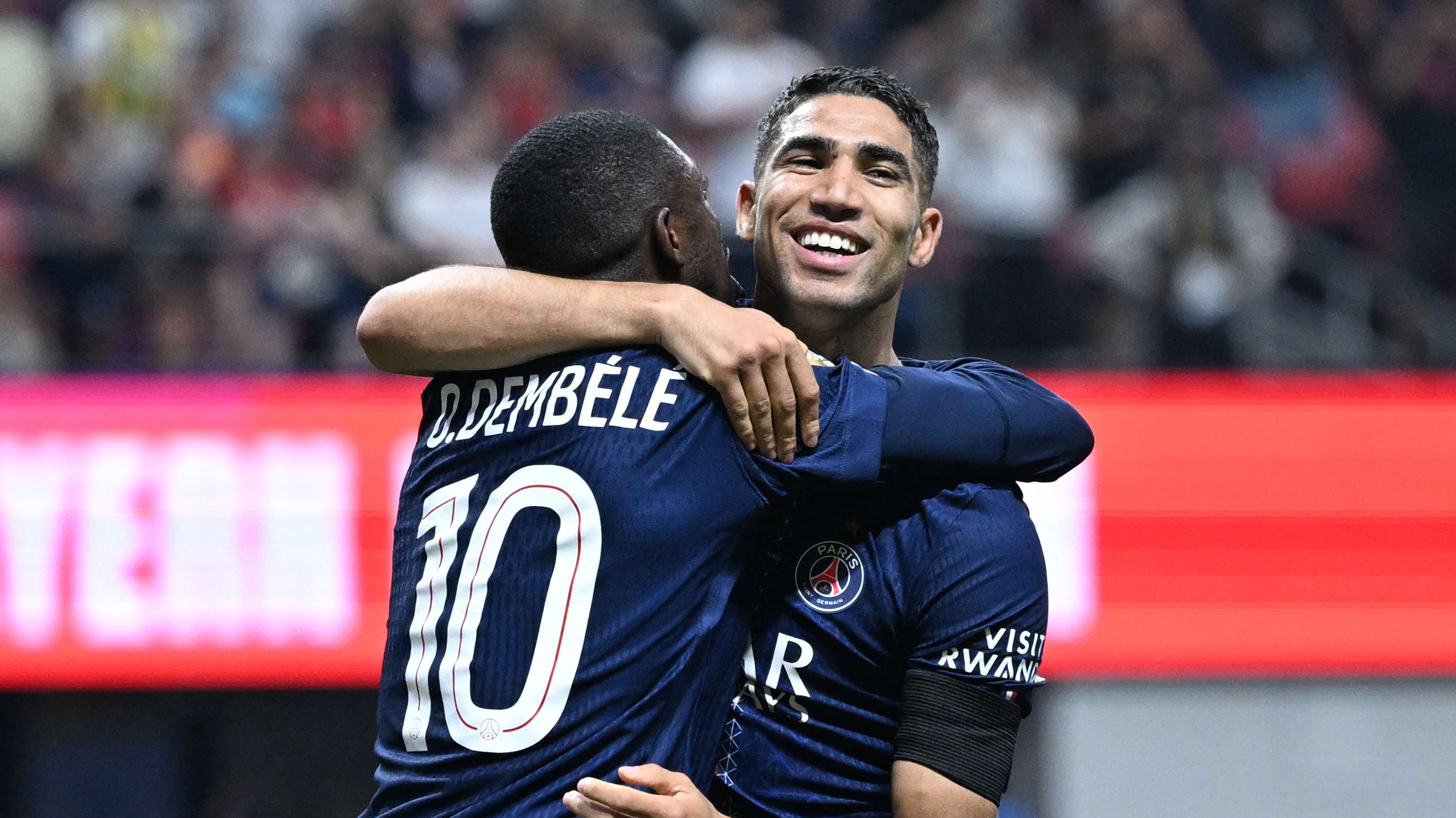 바이에른 뮌헨 선수들이 경기 중 작전을 수행하고 있다.